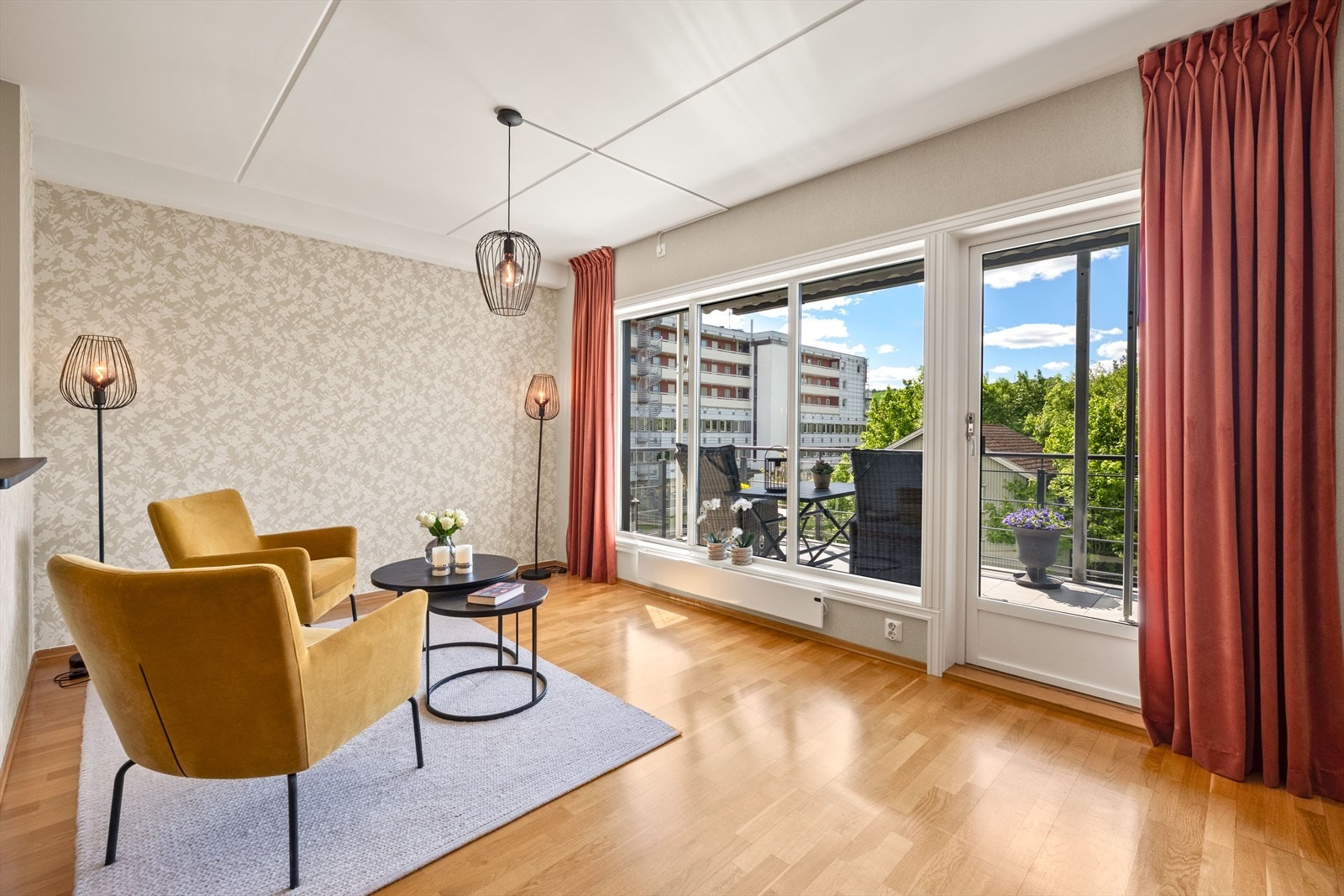 Store vindusflater slipper inn godt med lys og gir utsyn fra stuen. Galleribilde
