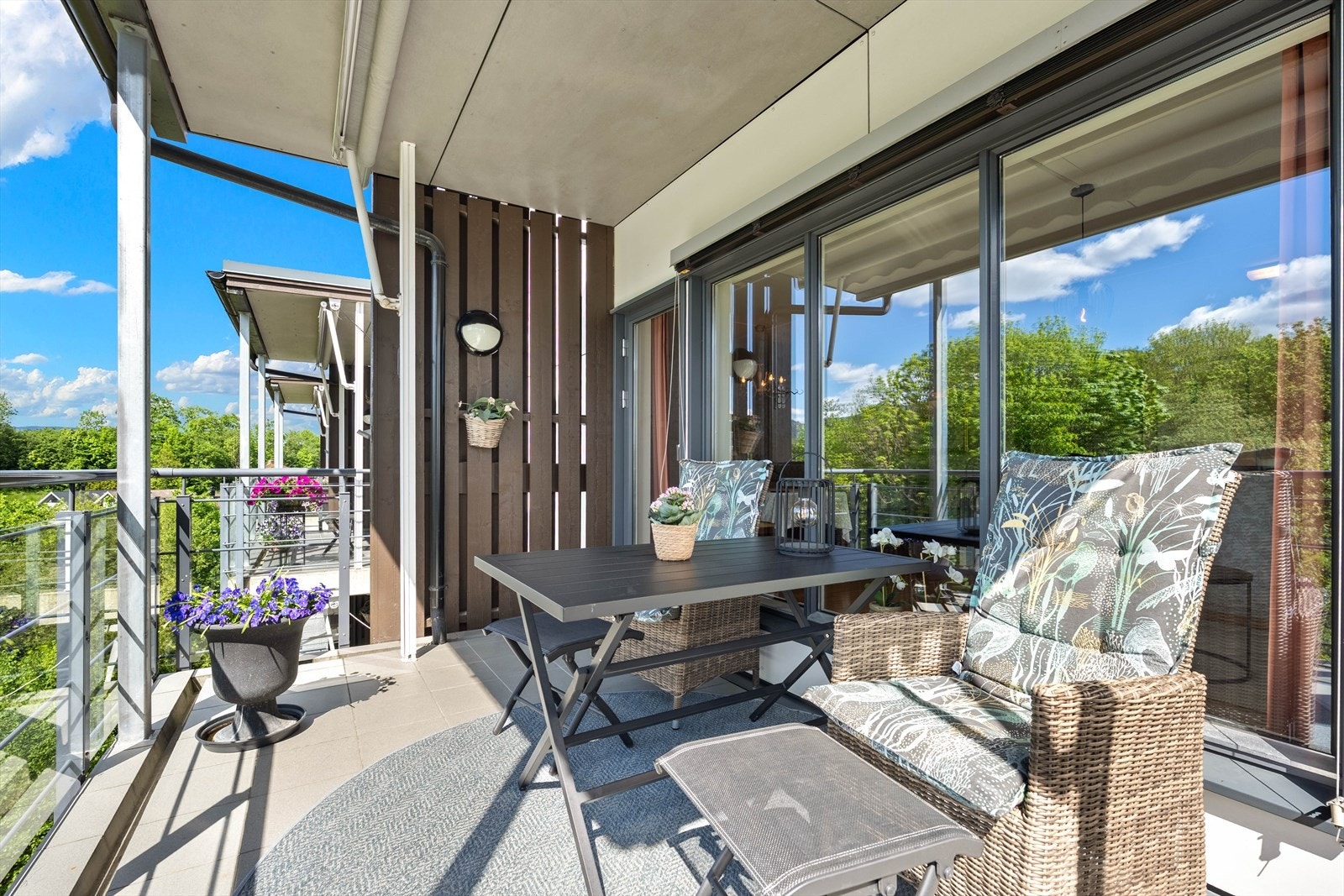 Fra stuen er det utgang til en romslig terrasse med god plass til utemøbler. Galleribilde