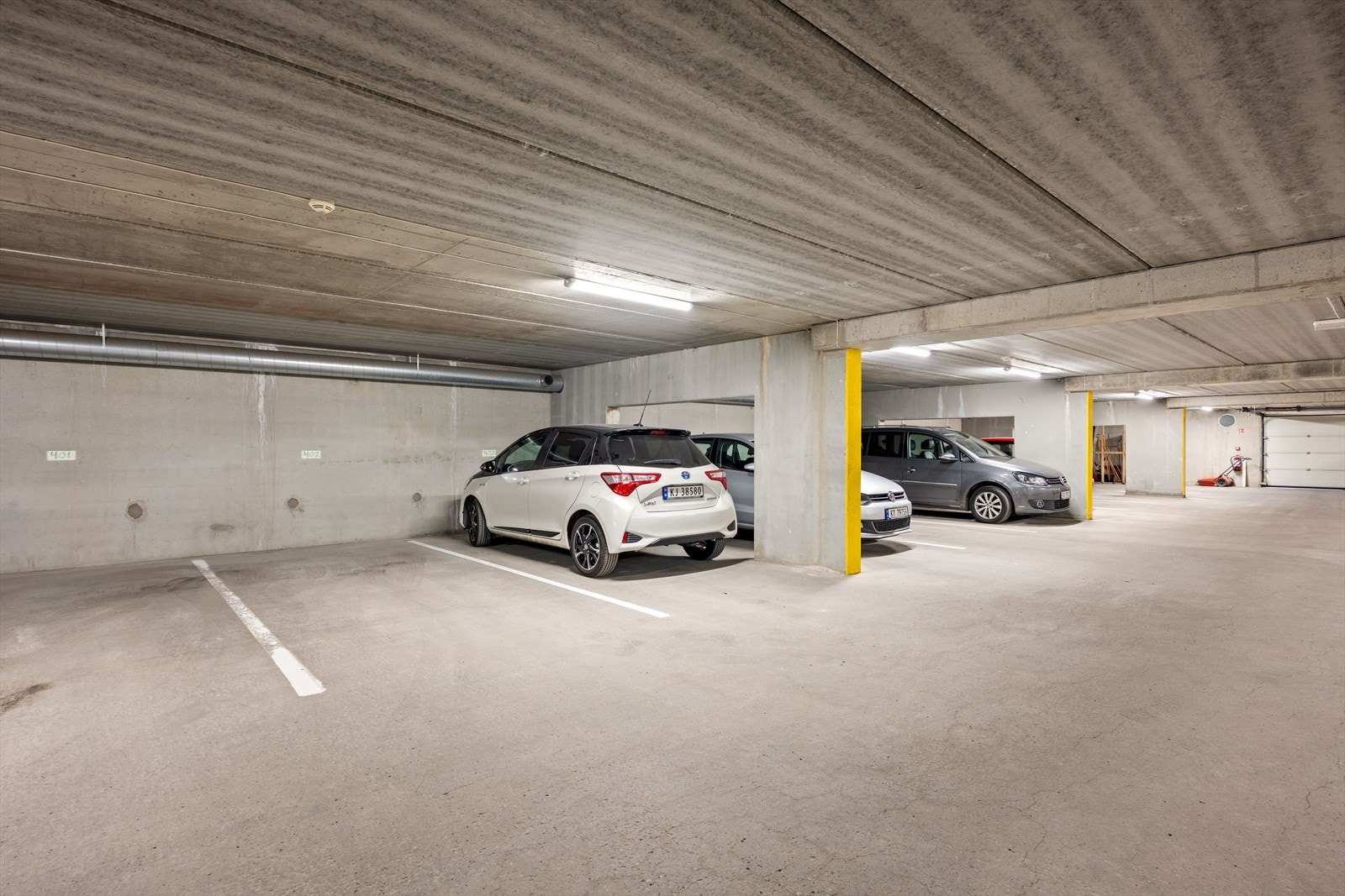 Det medfølger parkeringsplass i felles parkeringskjeller. Galleribilde