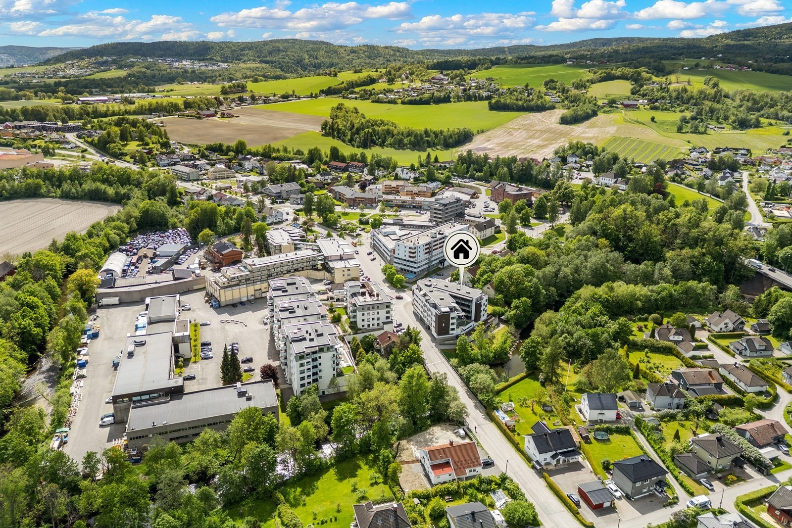 Fra leiligheten er det gangavstand til Lierbyen sentrum med butikker og servicetilbud. Galleribilde