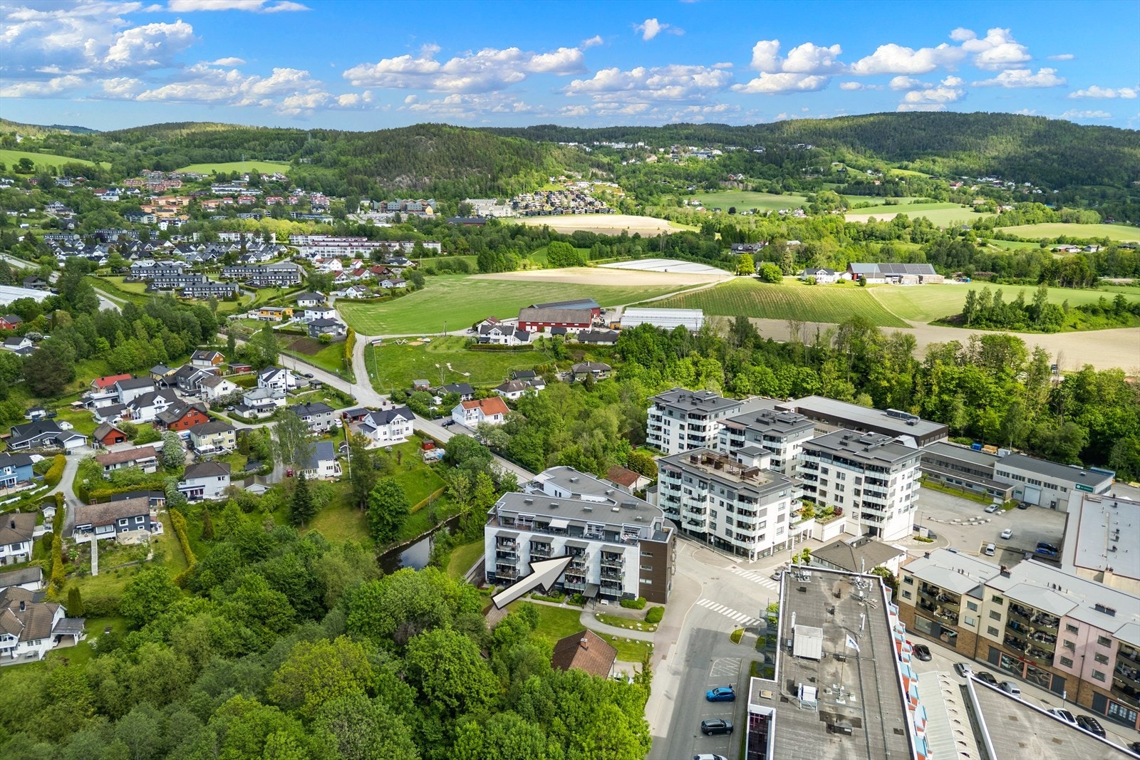 I nærområdet finnes det flere barnehager og skoler, som Hegg skole kun 11 minutter unna. Galleribilde