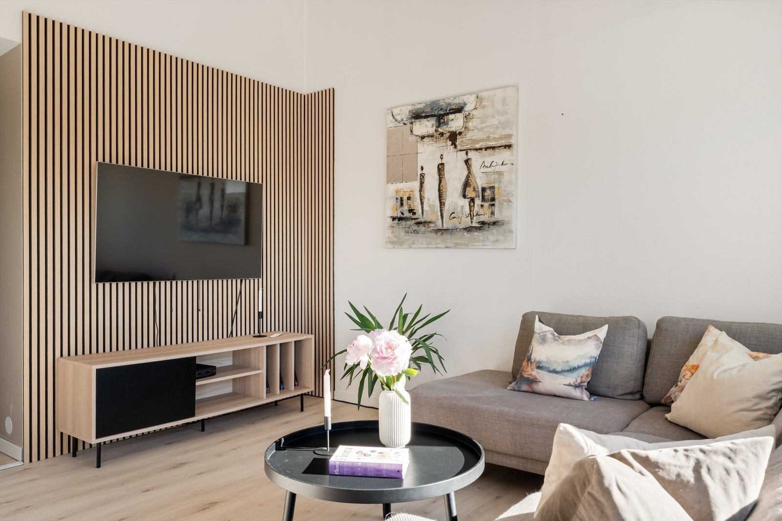 Stuen er lys og innbydende. Galleribilde