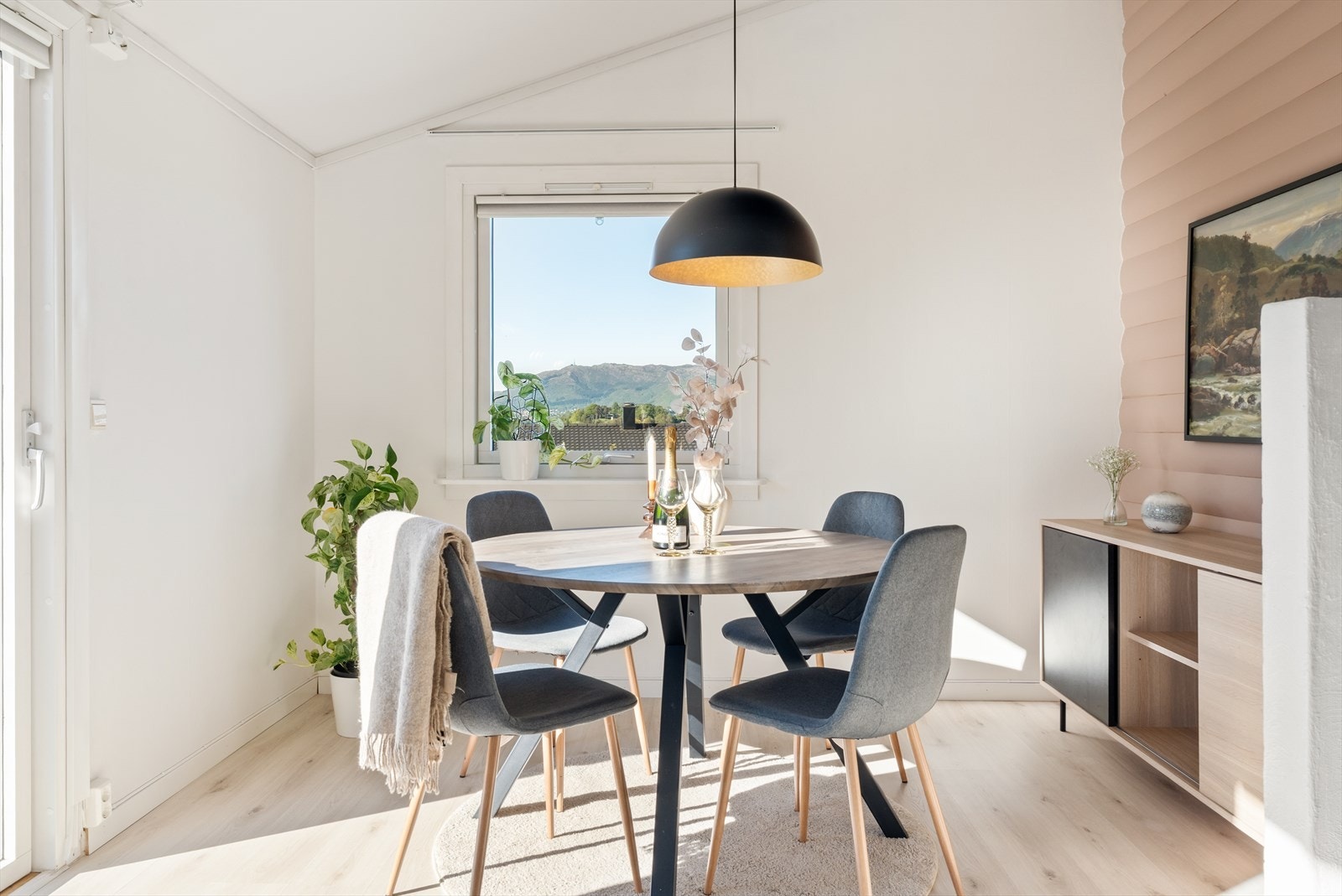 Rolige fargetoner og naturlige materialvalg skaper en behagelig stemning. Galleribilde