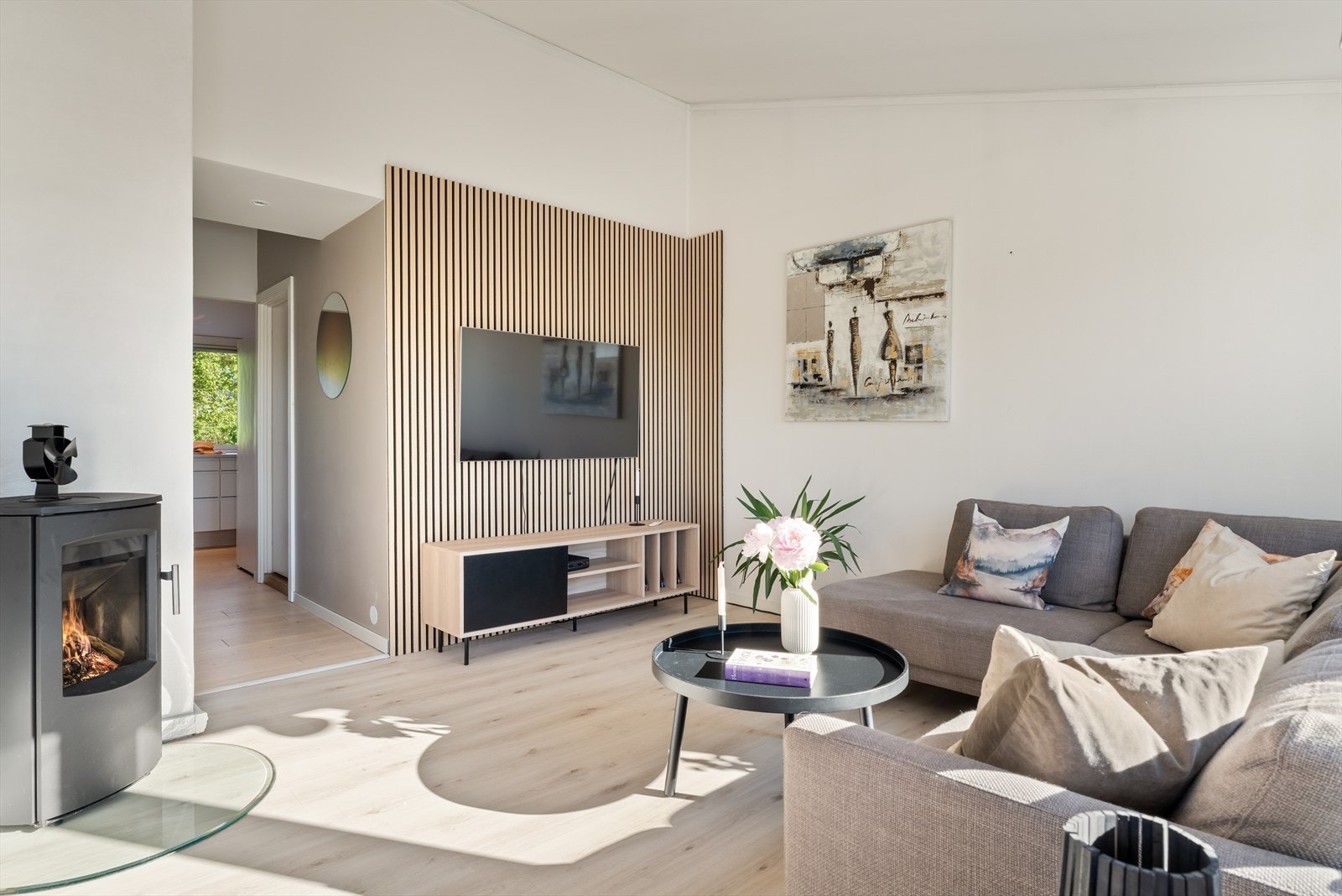 Velkommen inn! Boligen har en gjennomgående praktisk og gjennomført planløsning. Galleribilde