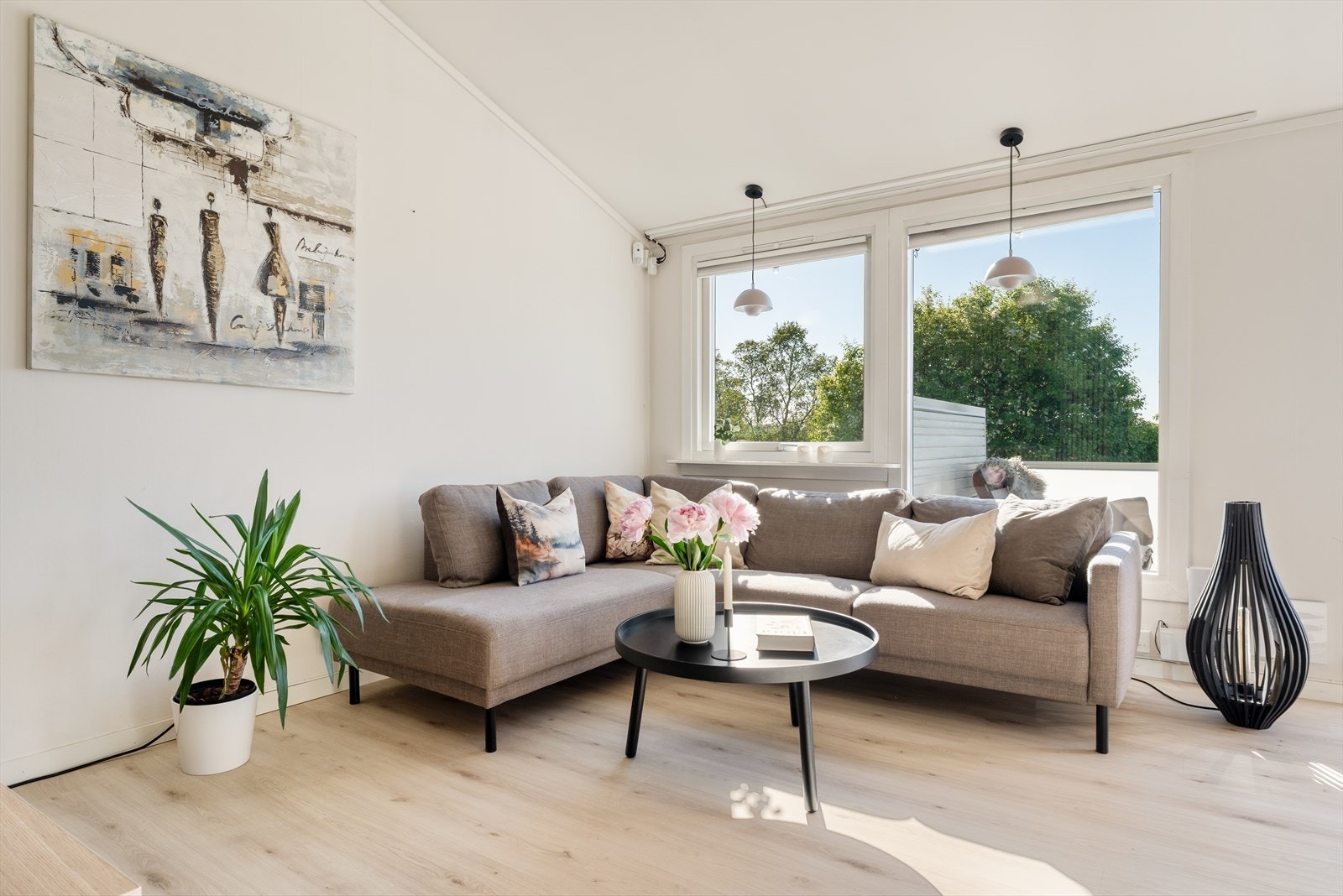 I stuen har man god plass til både sofagruppe, spisebord og tv-møblement. Galleribilde