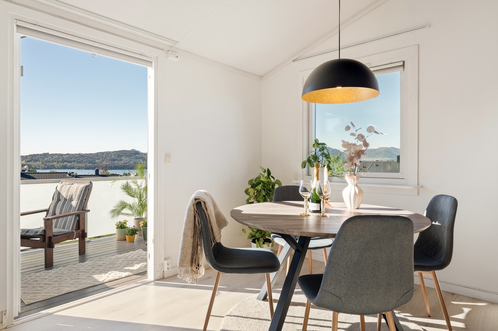 Fra stuen er det utgang til balkong. Galleribilde