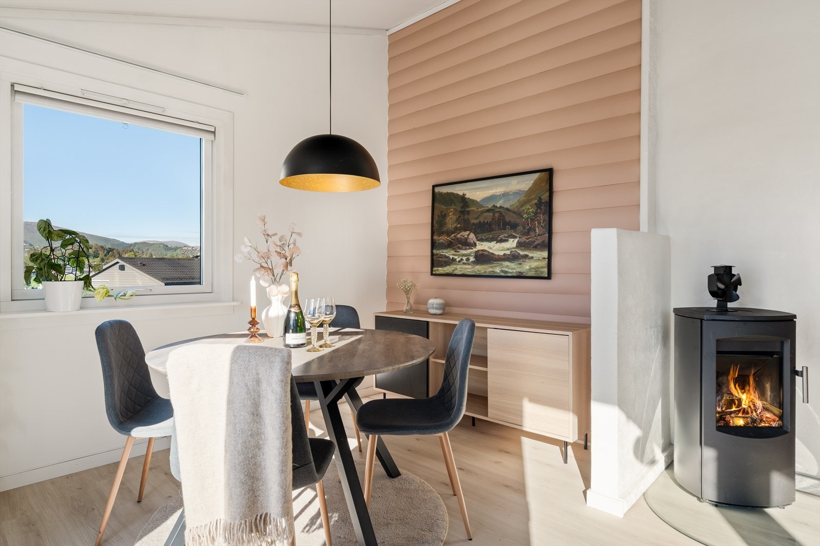 Rommet fikk nye gulv i 2020 (iht. opplysninger fra forrige eier). Galleribilde