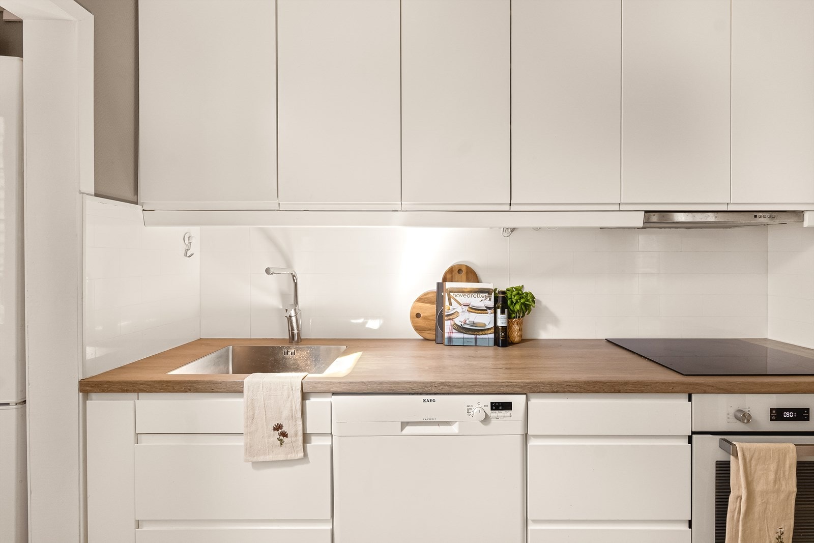 - Merk backsplash! Både praktisk og lett å holde rent - Galleribilde