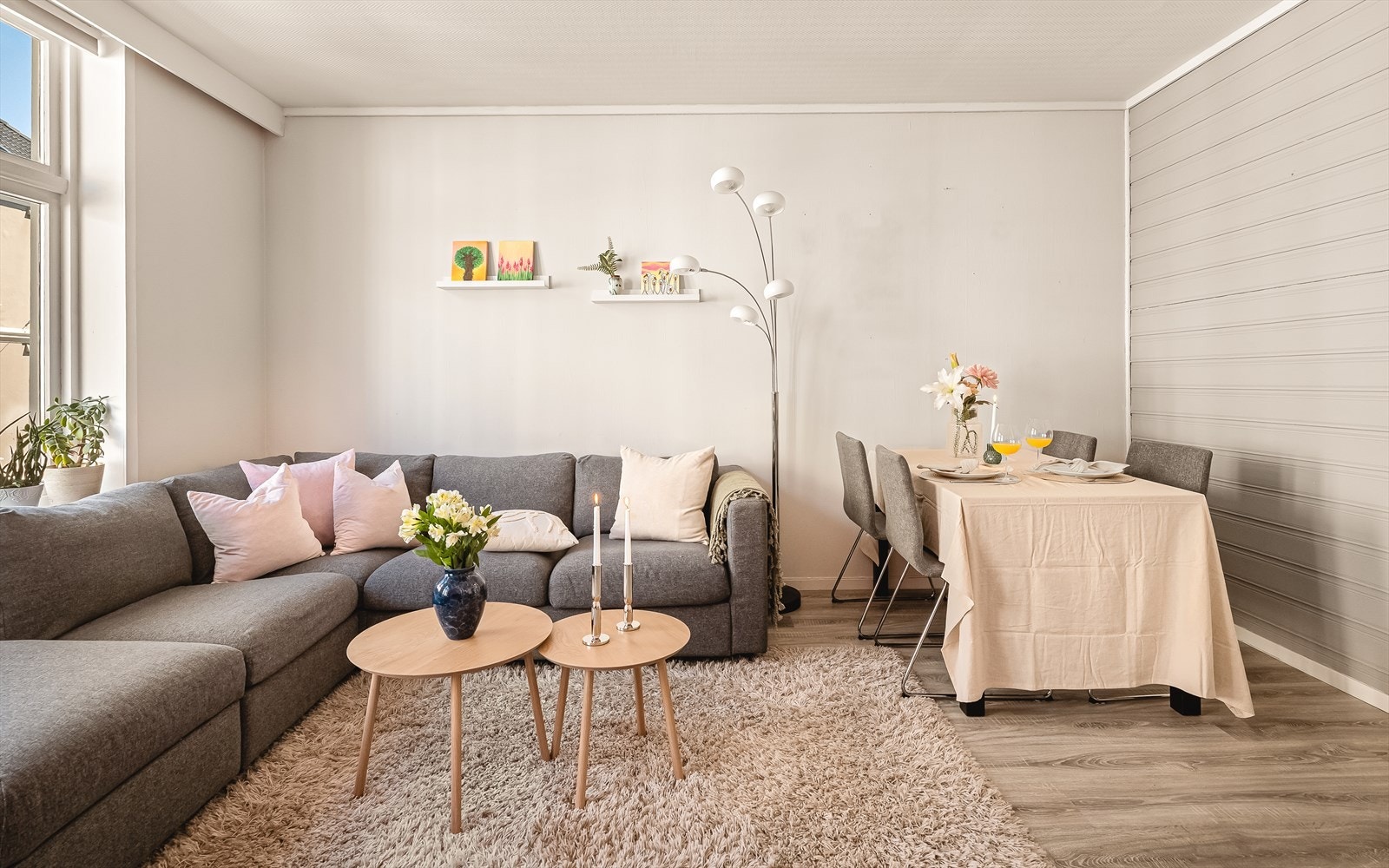 - Her er det plass til både sofa- og spisegruppe - Galleribilde