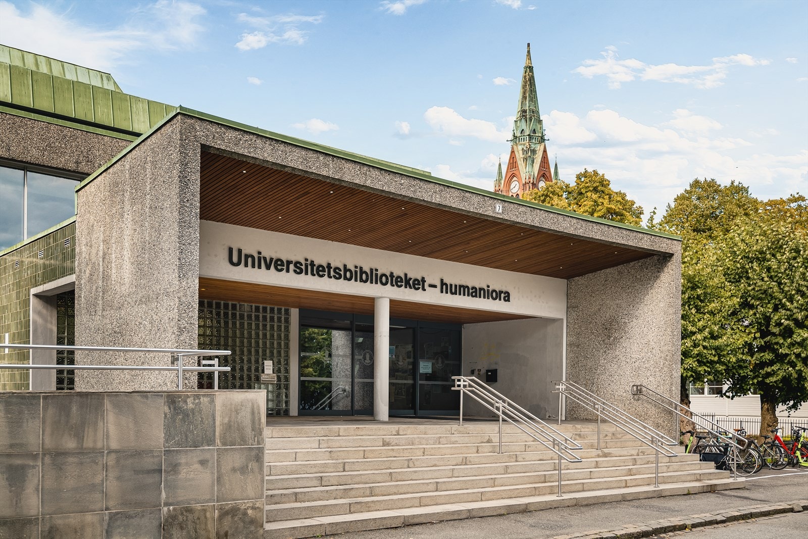 - Med 7 minutter til fots kommer du til Universitetsbiblioteket - Galleribilde