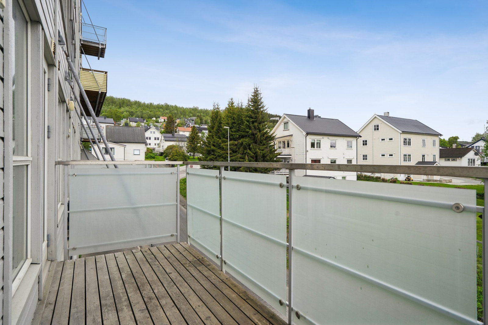 Balkongene er oppført i tre- og metallkonstruksjon. Galleribilde