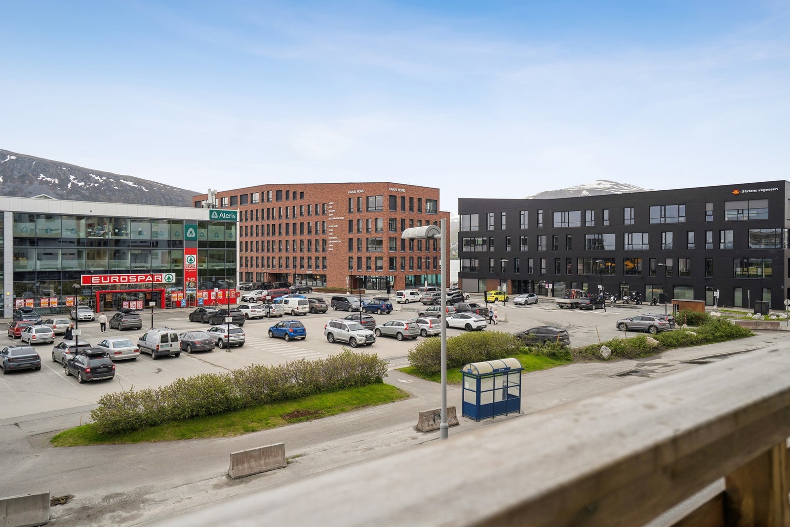 Beliggenheten er strategisk mellom sentrum og UiT/UNN, begge ca. 2 km unna. Galleribilde