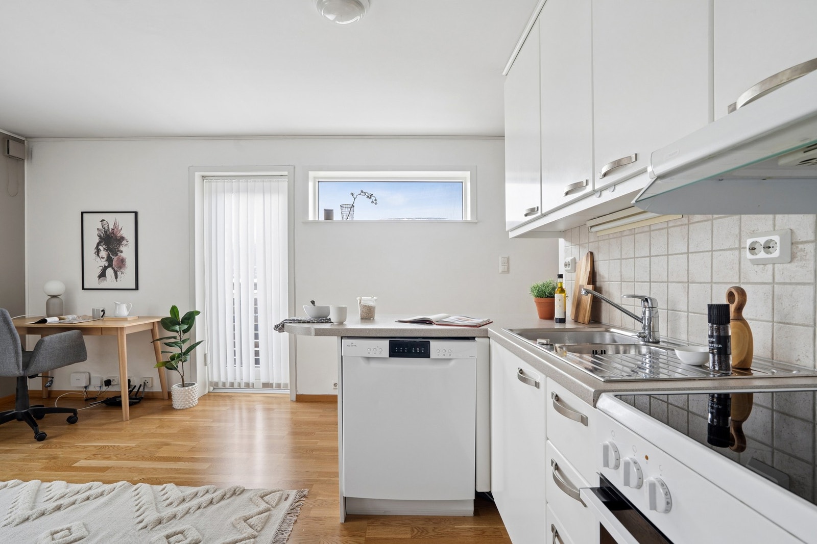 Praktisk med oppvaskmaskin. Varmtvannstanken er plassert i kjøkkenbenken. Galleribilde