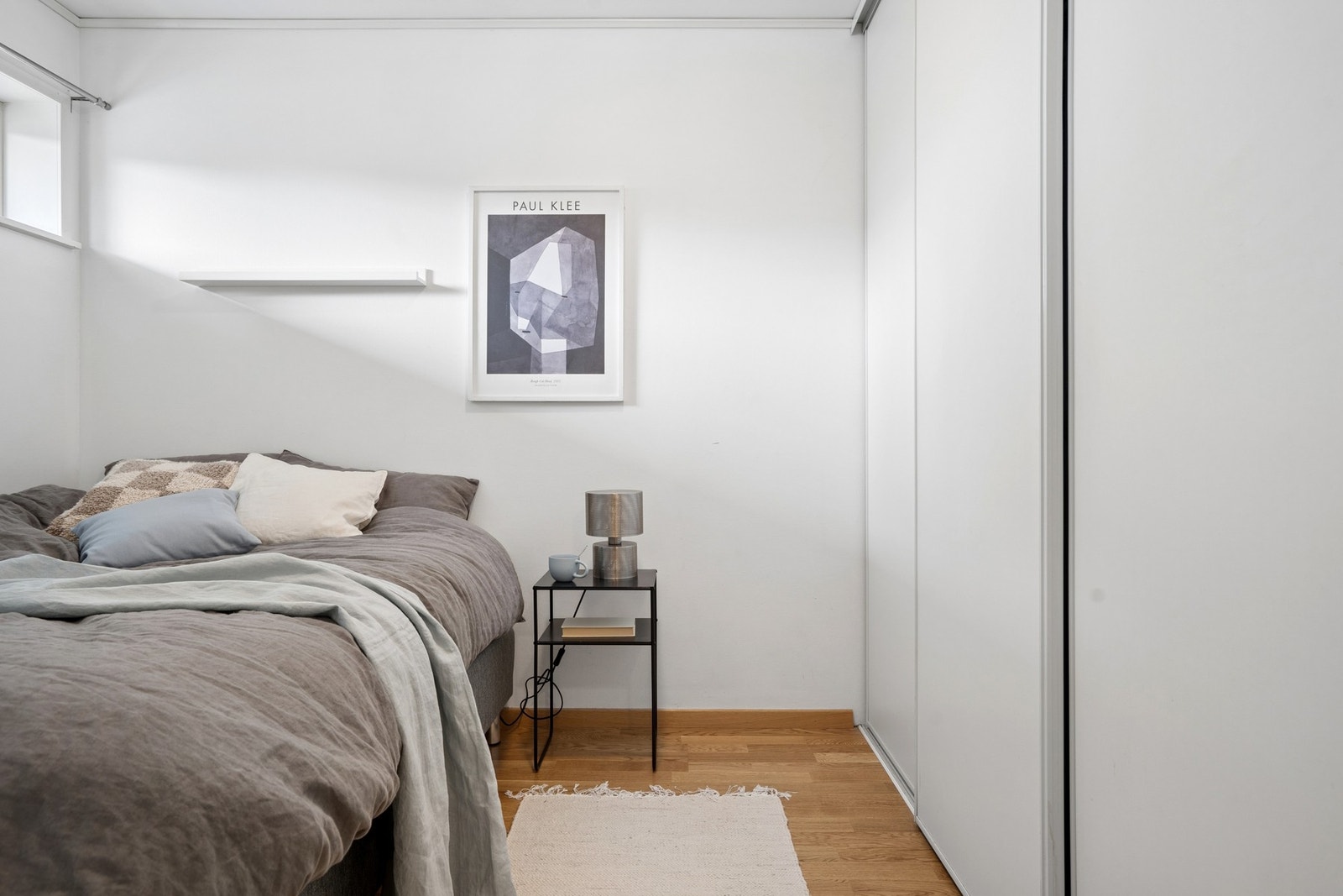 En romslig skyvedørsgarderobe gir rikelig med oppbevaringsplass. Galleribilde