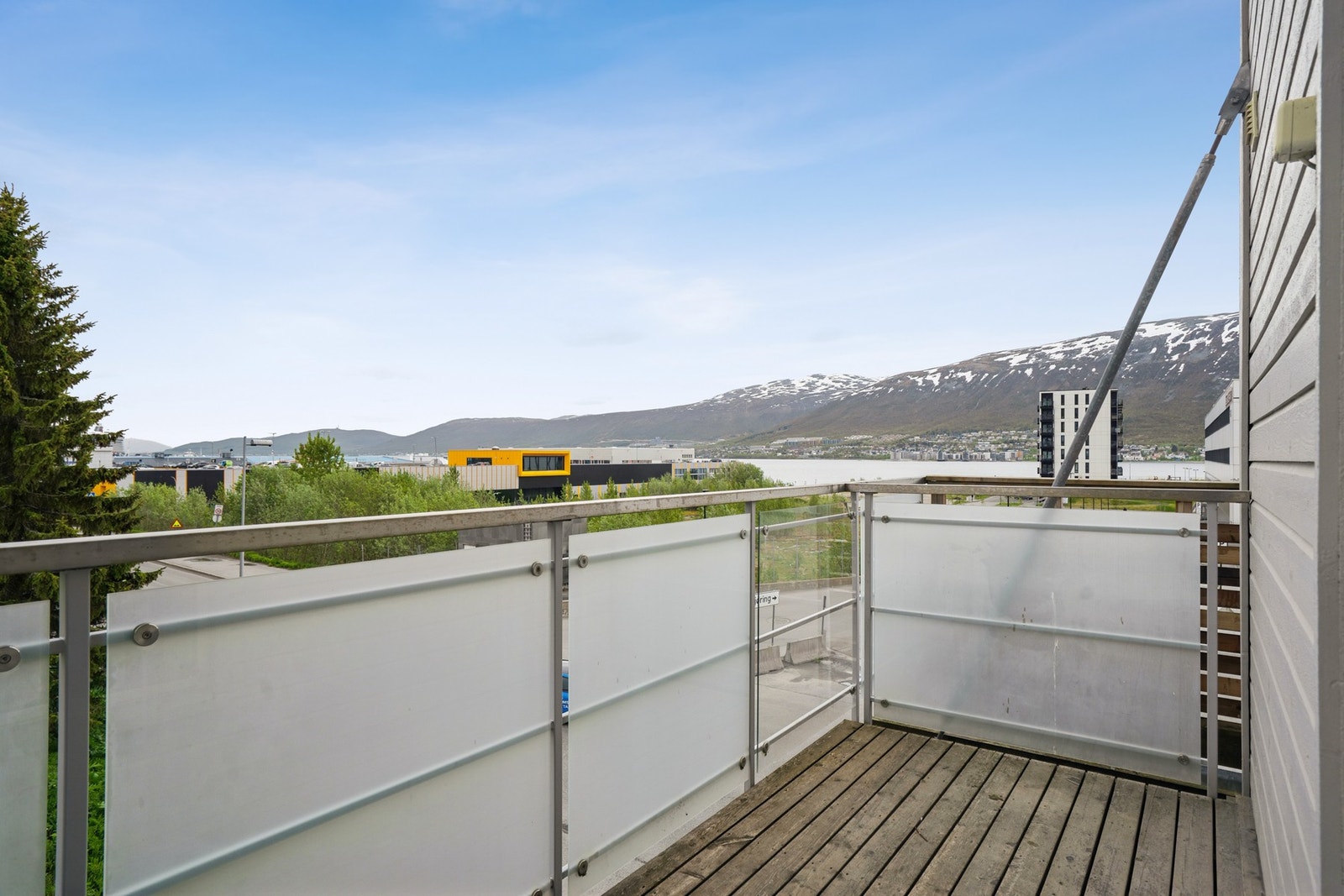 Fra balkongen er det utsikt mot Tromsøysundet. Beliggenheten er sentral, med kort vei til både sentrum og UiT/UNN. Galleribilde