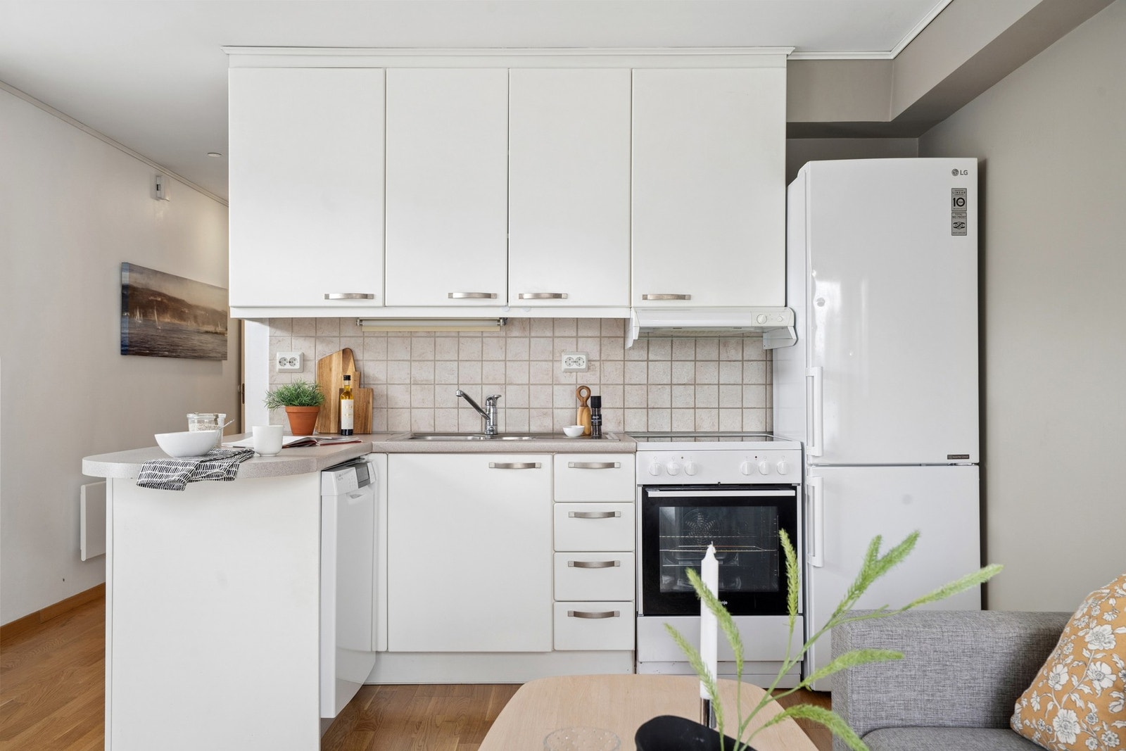 Kjøkkeninnredning med slette fronter og laminert benkeplate. Galleribilde