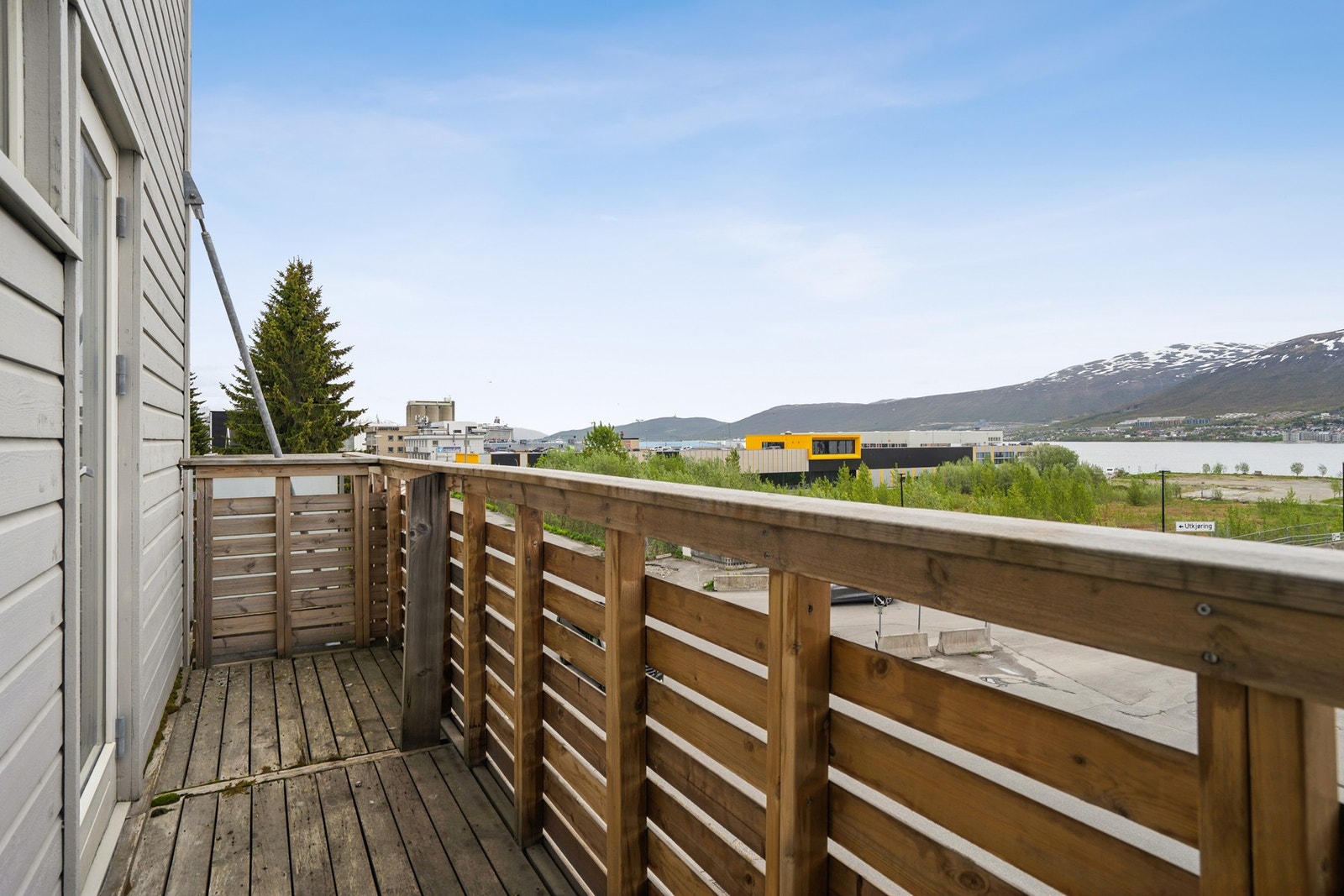 Leiligheten har to balkonger på til sammen ca. 12 m², begge med adkomst fra stuen. Galleribilde