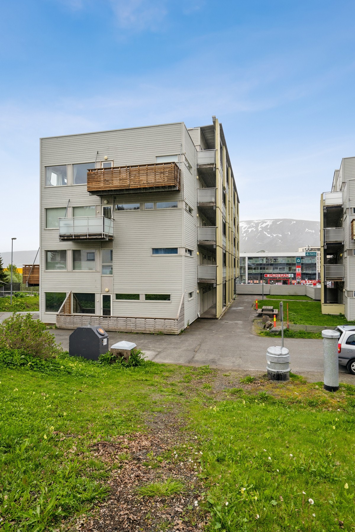 Bygget er en del av Thyholdtvegen Borettslag og har heis. Galleribilde