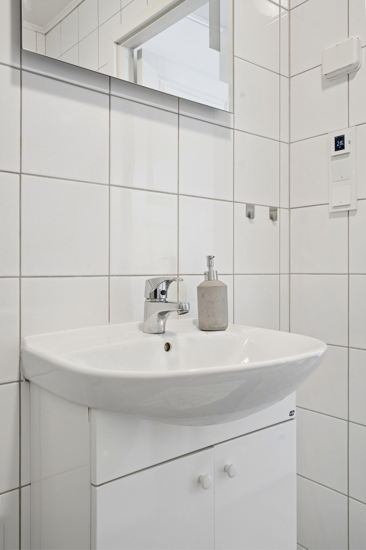 Badet har elektriske varmekabler i gulvet og mekanisk avtrekk. Galleribilde