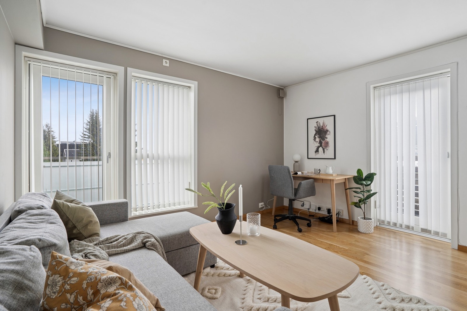 Leiligheten har en fin planløsning og et lyst oppholdsrom med utgang til to separate balkonger. Galleribilde
