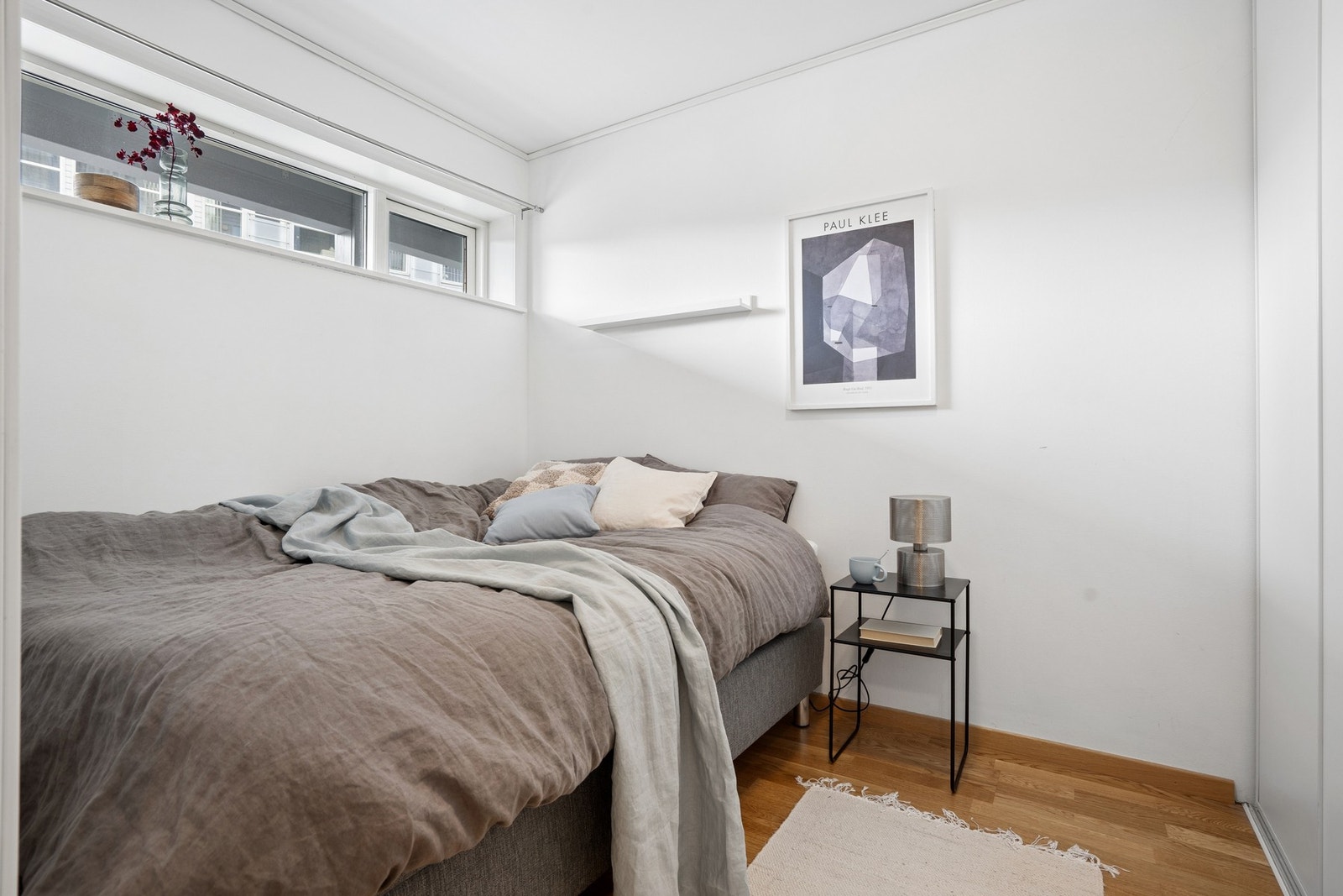 Soverommet har parkett på gulvet og plass til dobbeltseng. Galleribilde