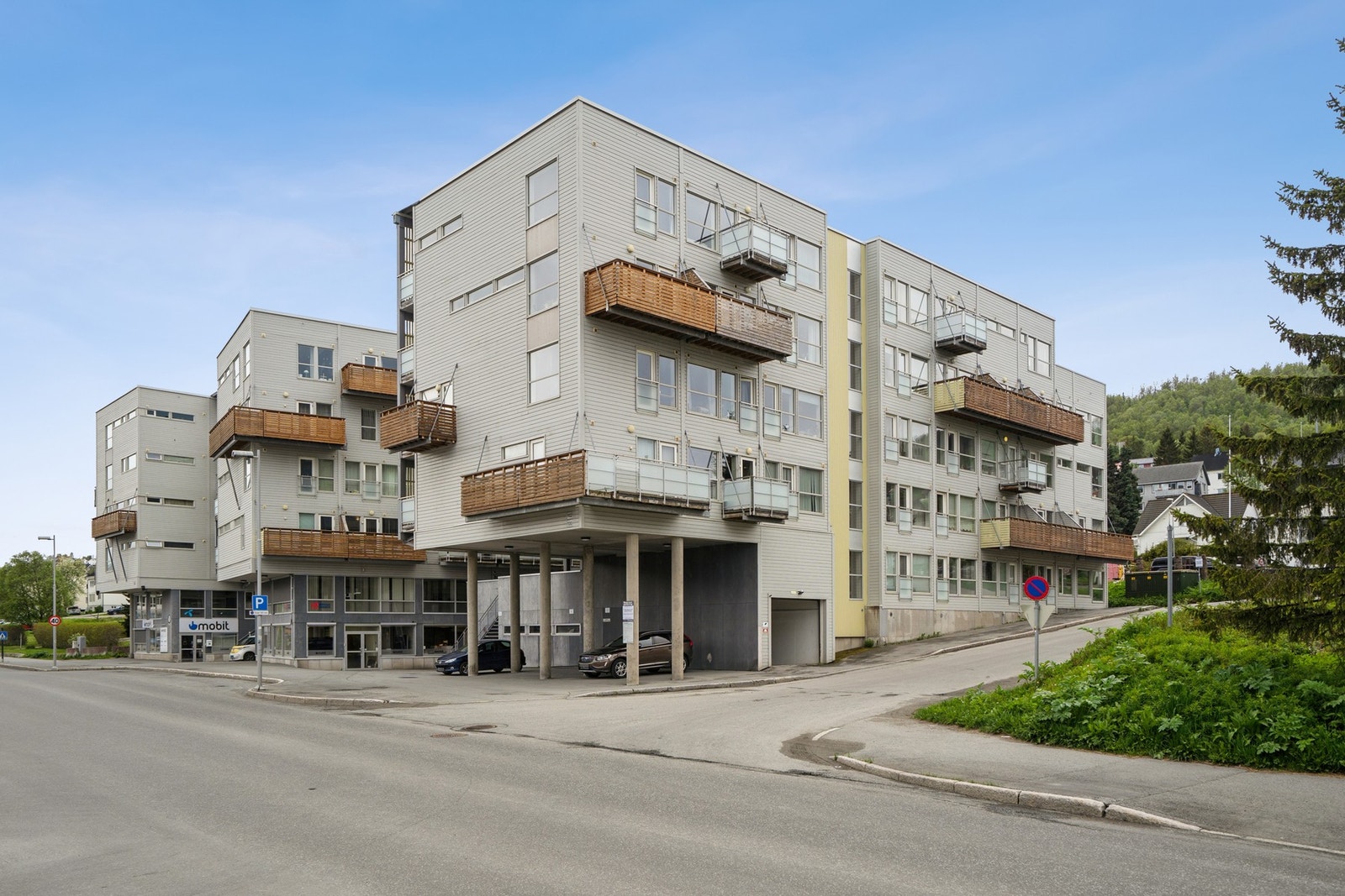 Leiligheten ligger i 3. etasje i et boligkompleks fra 2006. Galleribilde