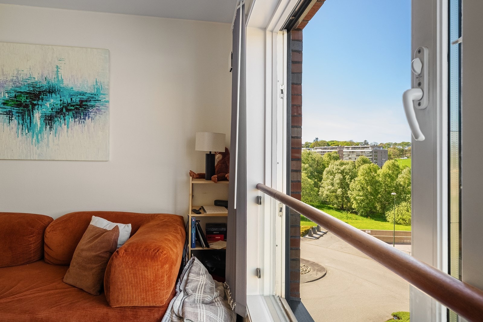 Fra stuevinduet er det utsyn mot grønne fellesområder. Fransk-balkong med stor skyvedør. Galleribilde