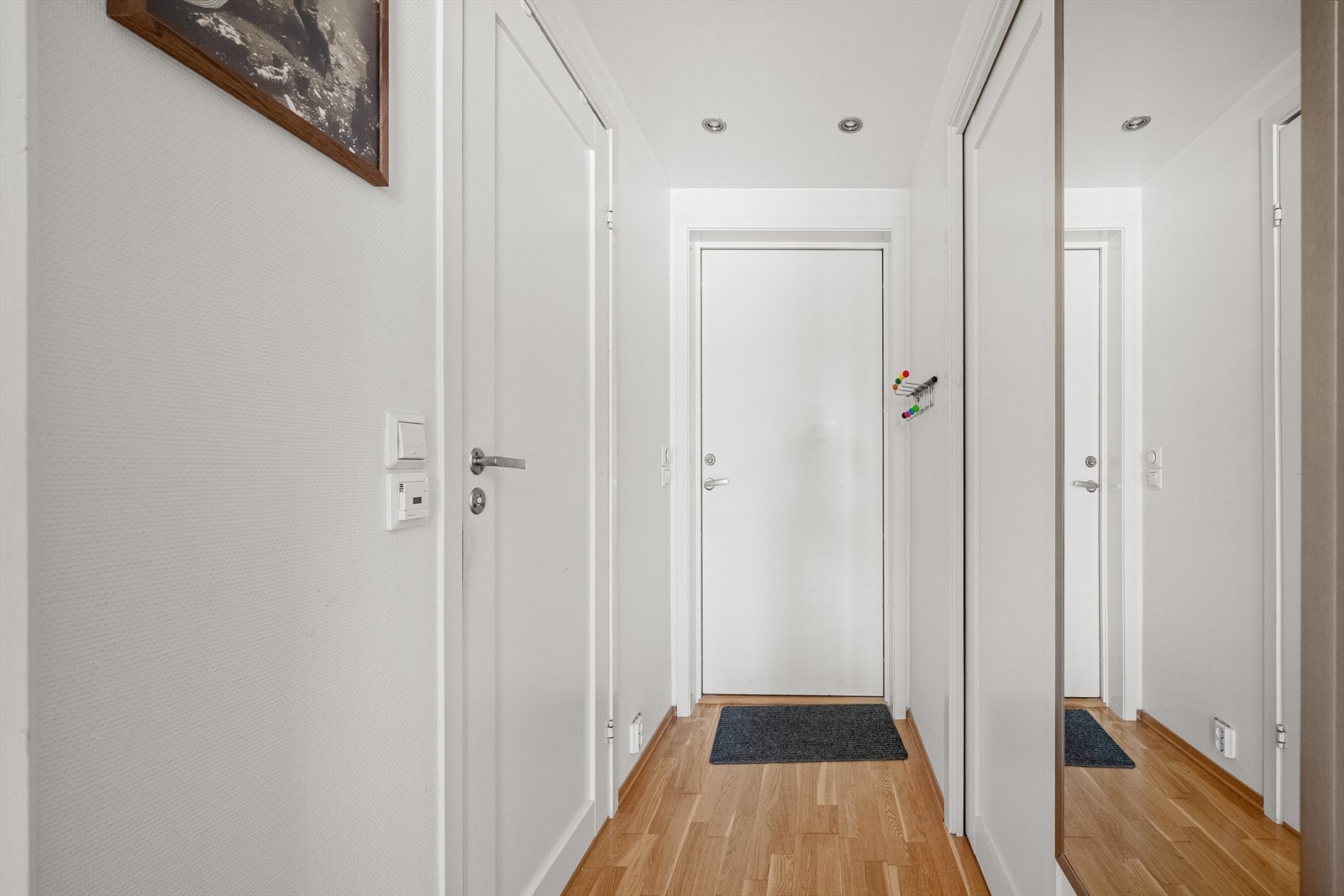 Entré med adkomst til leilighetens øvrige rom. Galleribilde