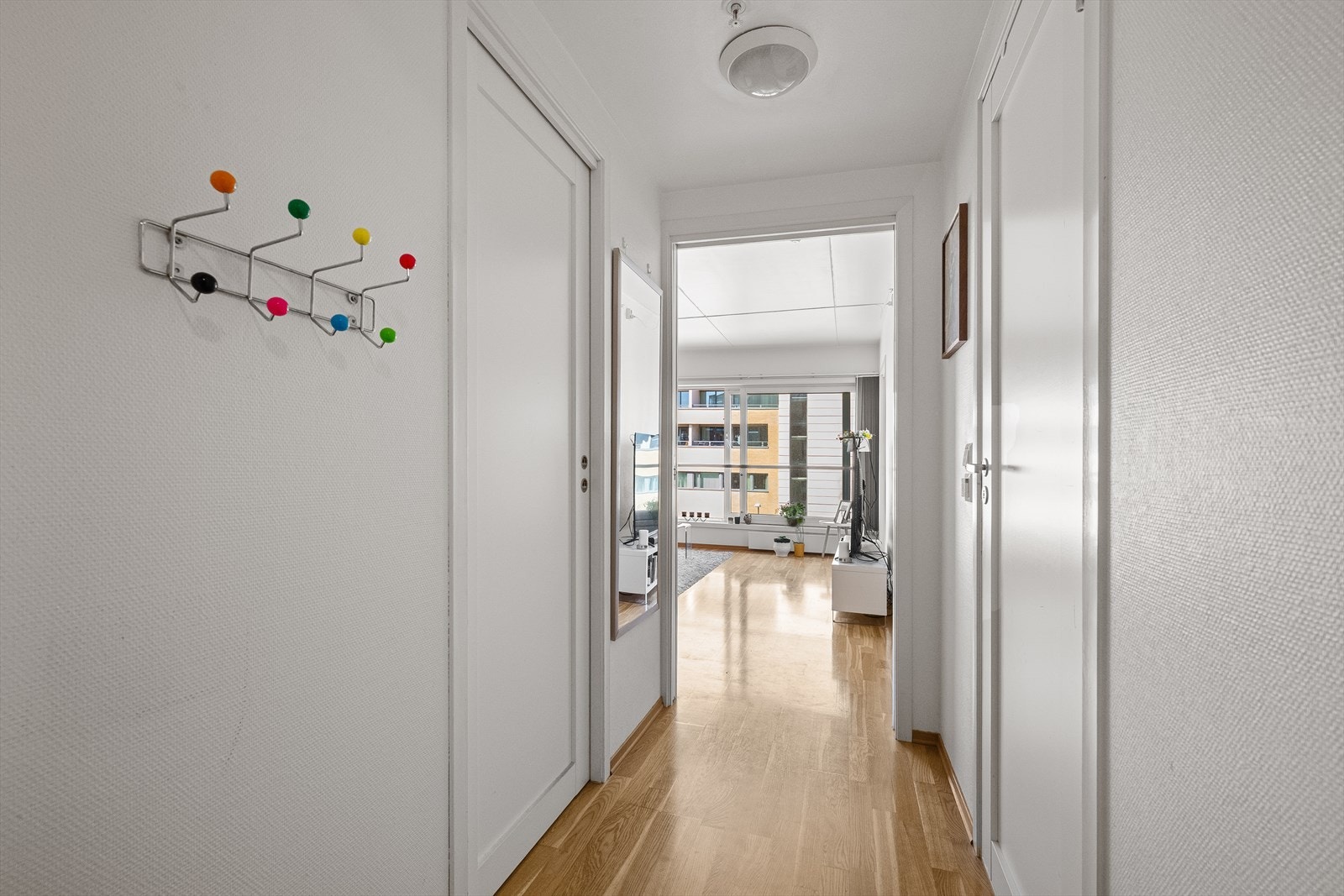 Fra gangen åpner leiligheten seg opp mot stuen. Galleribilde