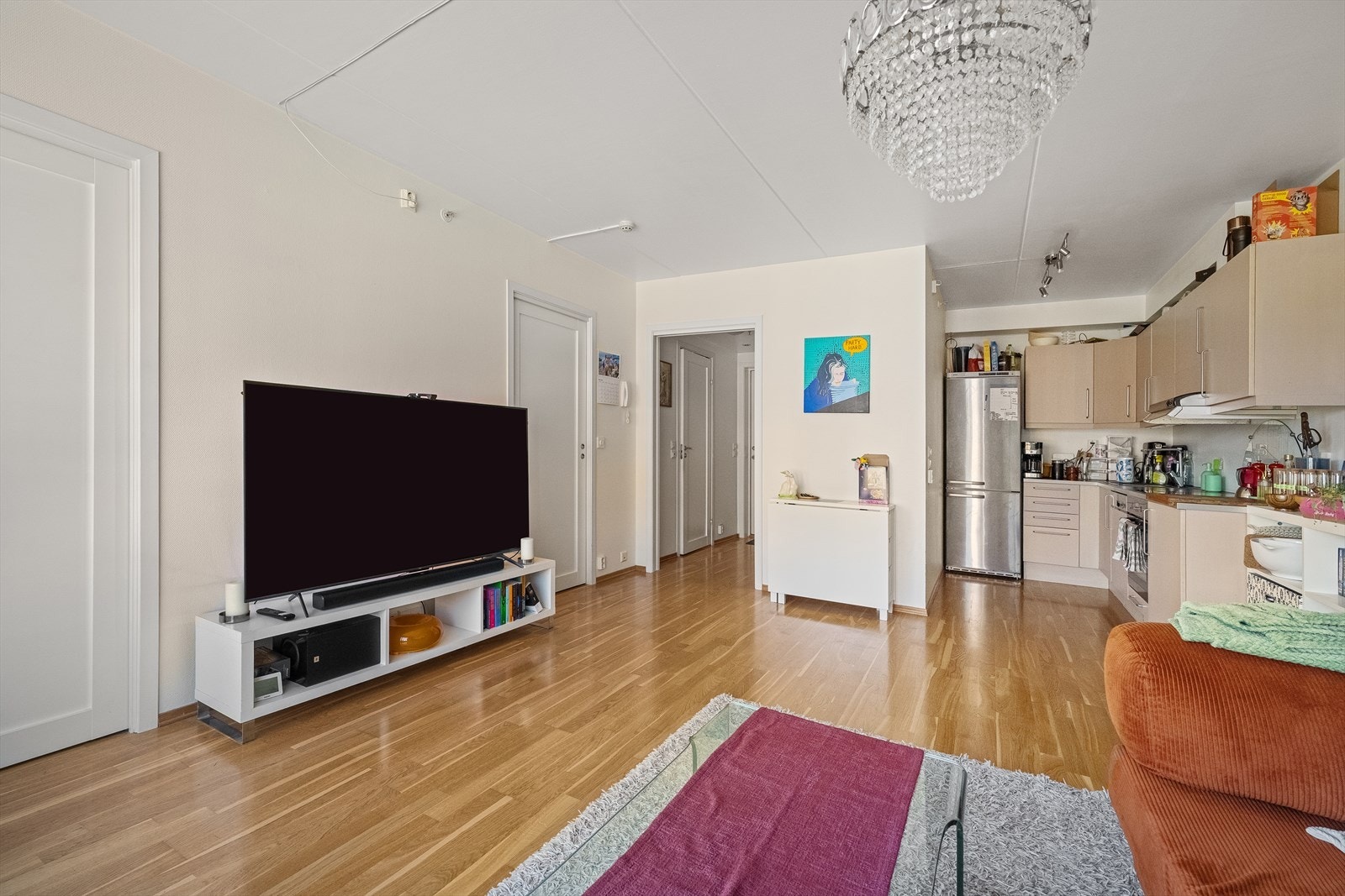 Stuen er i åpen løsning med kjøkkenet, og har plass til både sofagruppe og TV-møblement. Galleribilde