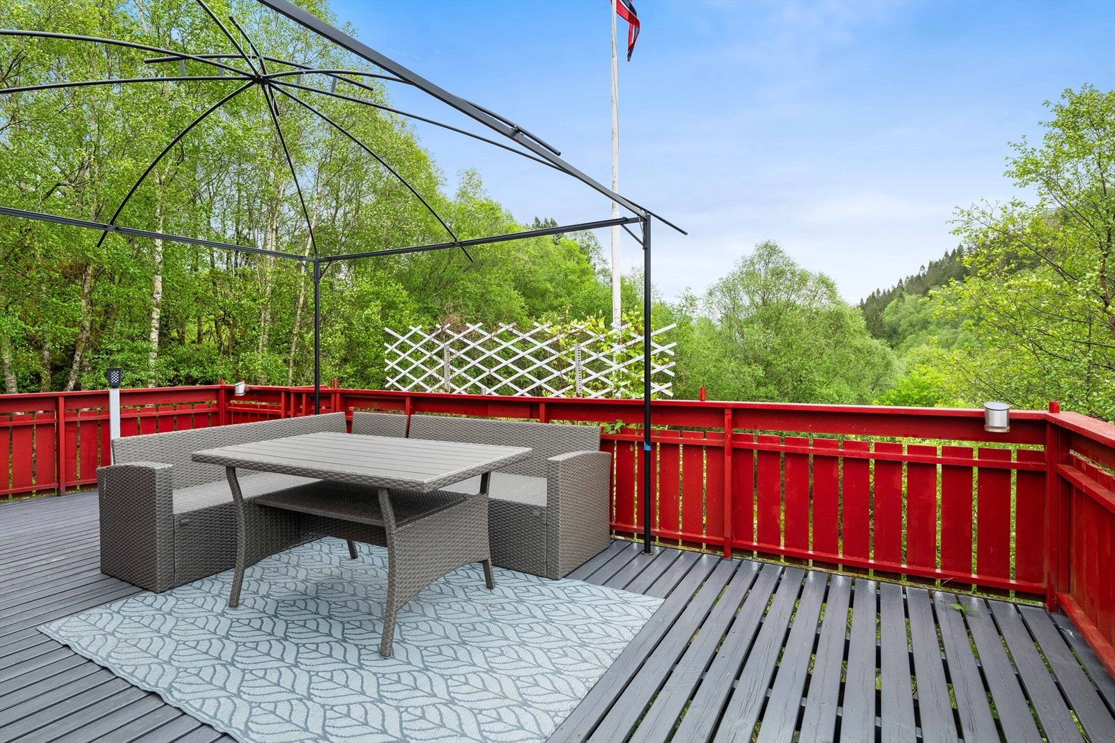 Her er det flott å sitte i fred å ro på varme sommerdager. Galleribilde