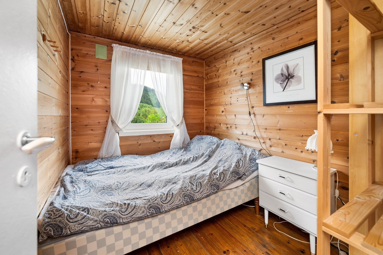 I hovedetasjen er det plass for dobbeltseng, med ytterligere mulighet for sengeplass i underetasjen. Galleribilde
