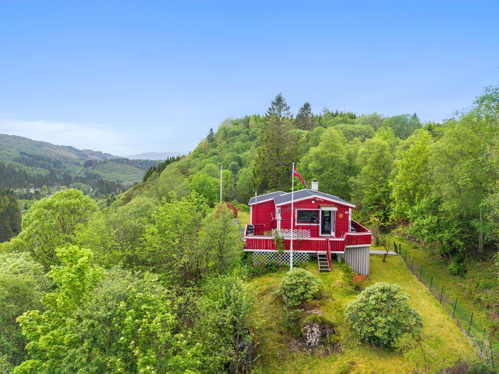 Eiendommen har innlagt strøm, vann i fra takvann og gråvann til terreng. Det er installert biotolett. Galleribilde