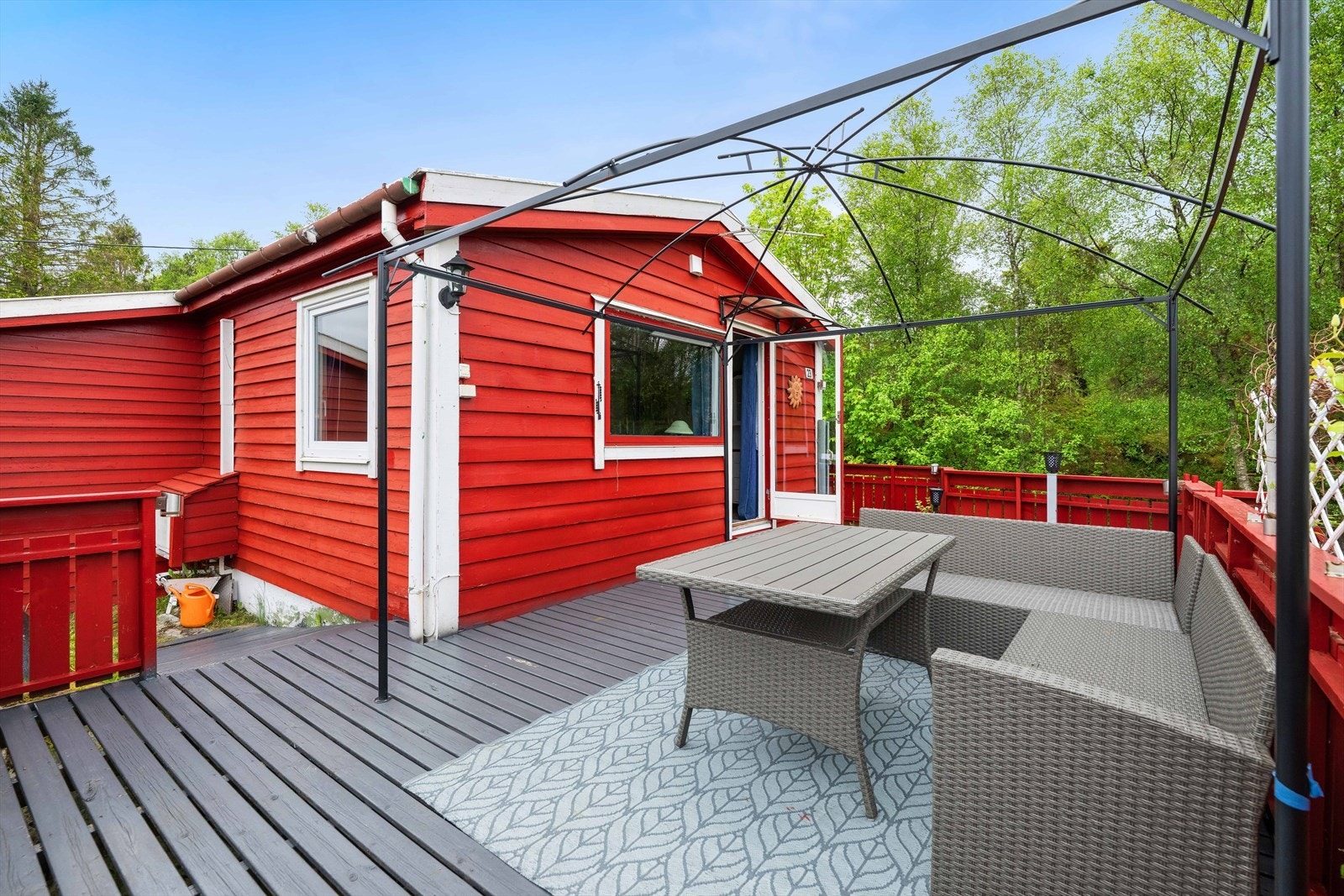 Med utgang fra stuen har man en stor solrik terrasse. Galleribilde