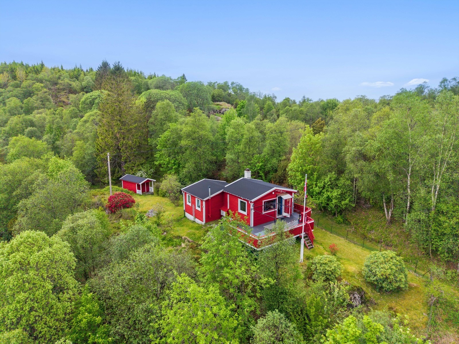 Hjertelig velkommen til visning i Håtuftvegen 23. Eiendommen presenteres av Eiendomsmegler Norge v/Hans Petter Midbrød. Galleribilde