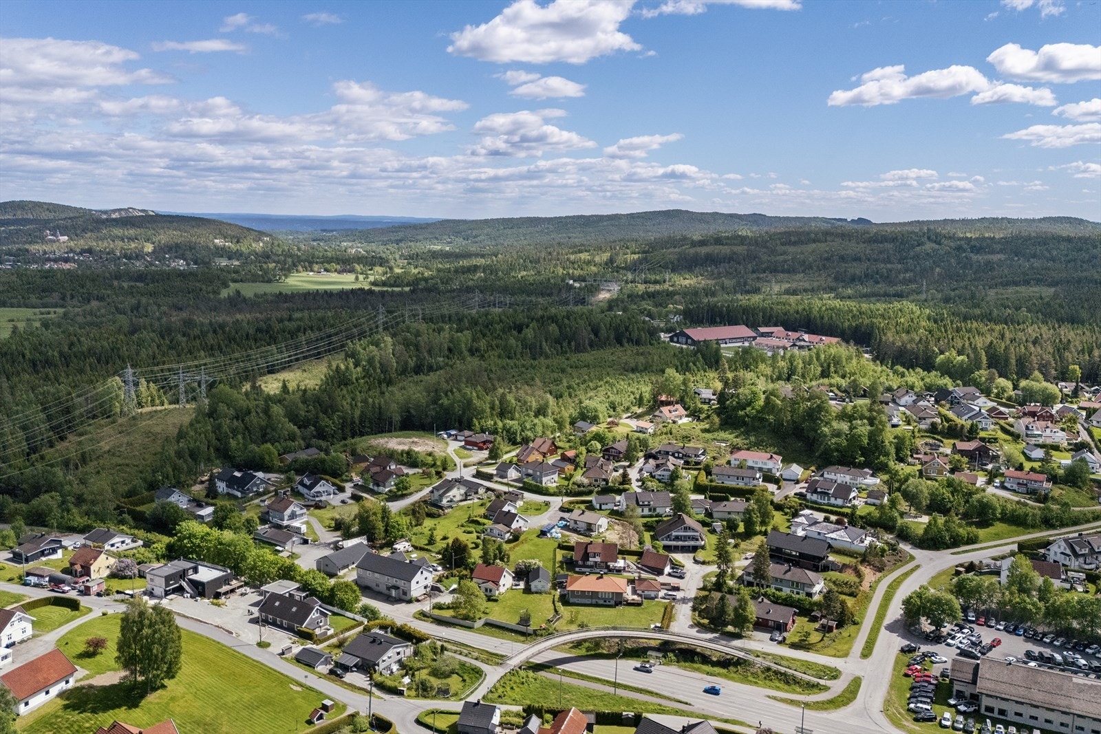 Kort vei til flotte turområder og rekreasjonsmuligheter, som Vestre Kjenner ballplass og friområde. Galleribilde