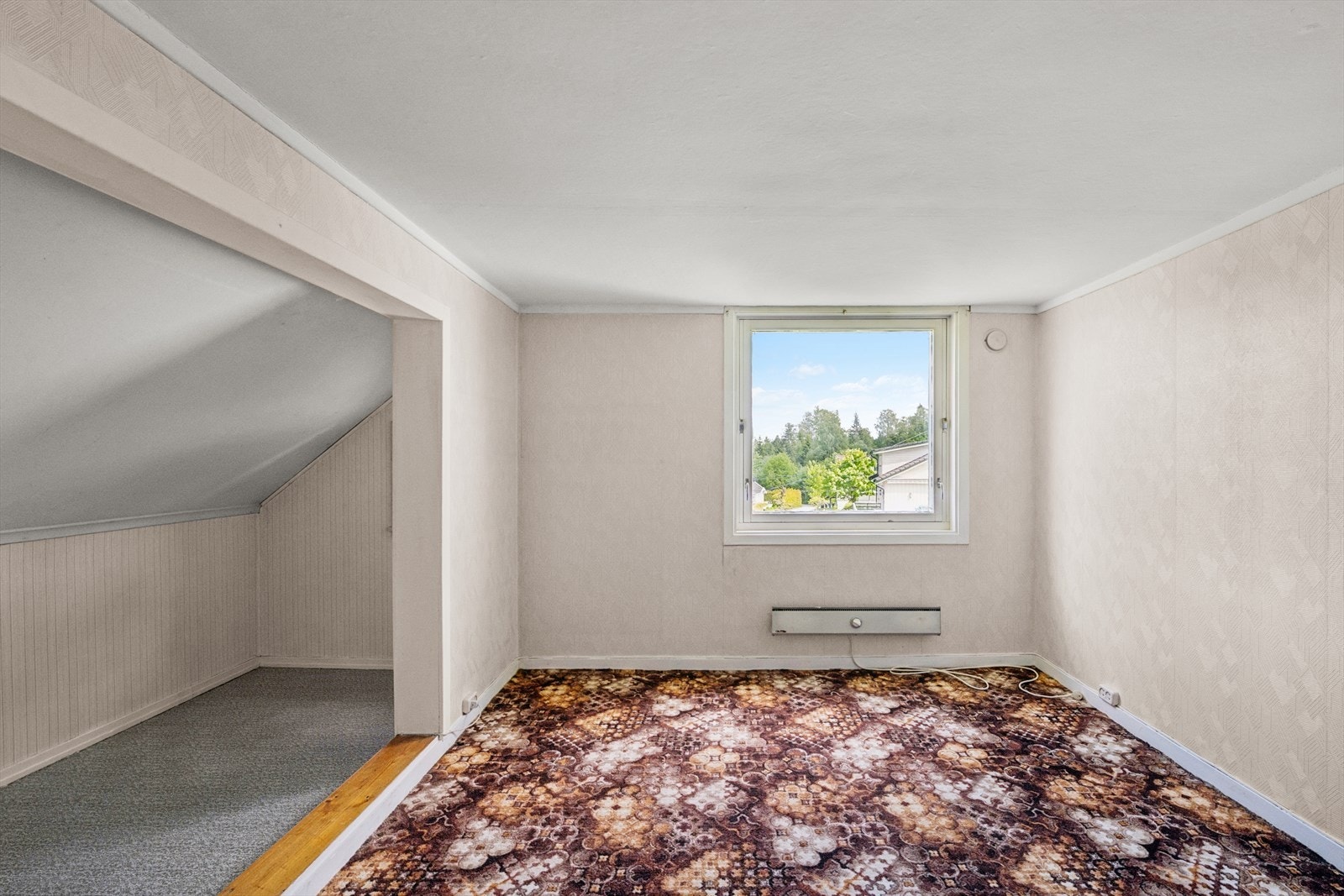 Det andre innredede rommet på loftet, også med lagringsmuligheter i sidekott. Galleribilde