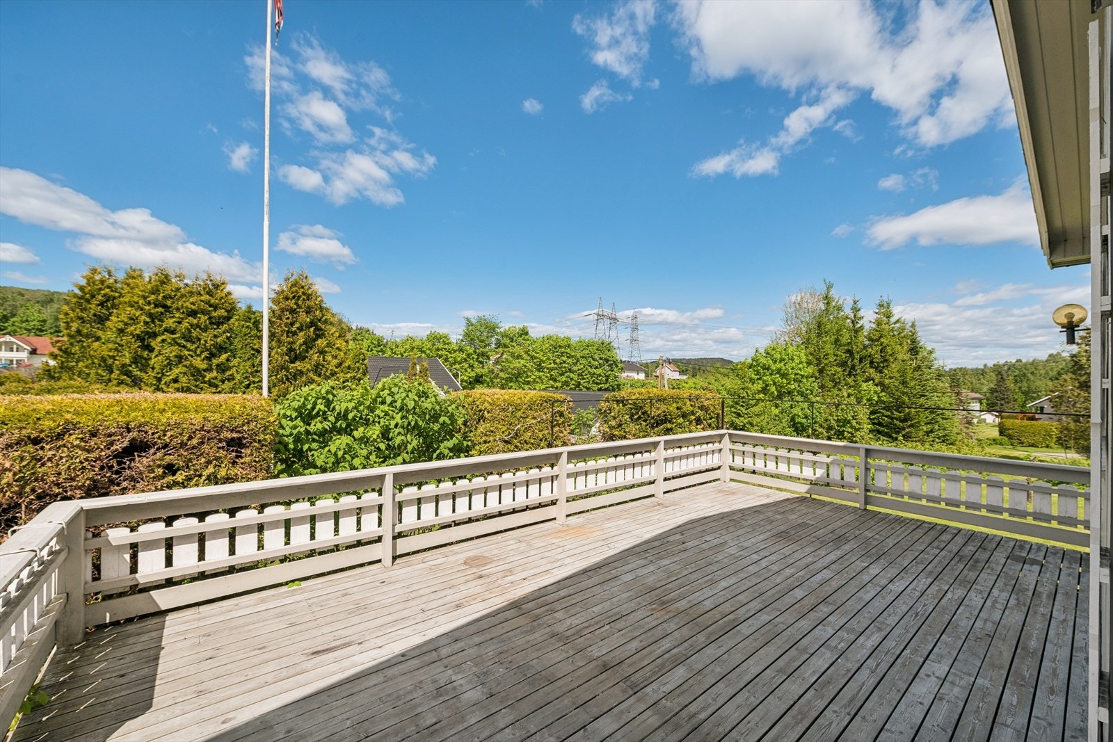 Terrassen på cirka 24 m² er bygget i trekonstruksjon og gir god plass til utemøbler. Galleribilde