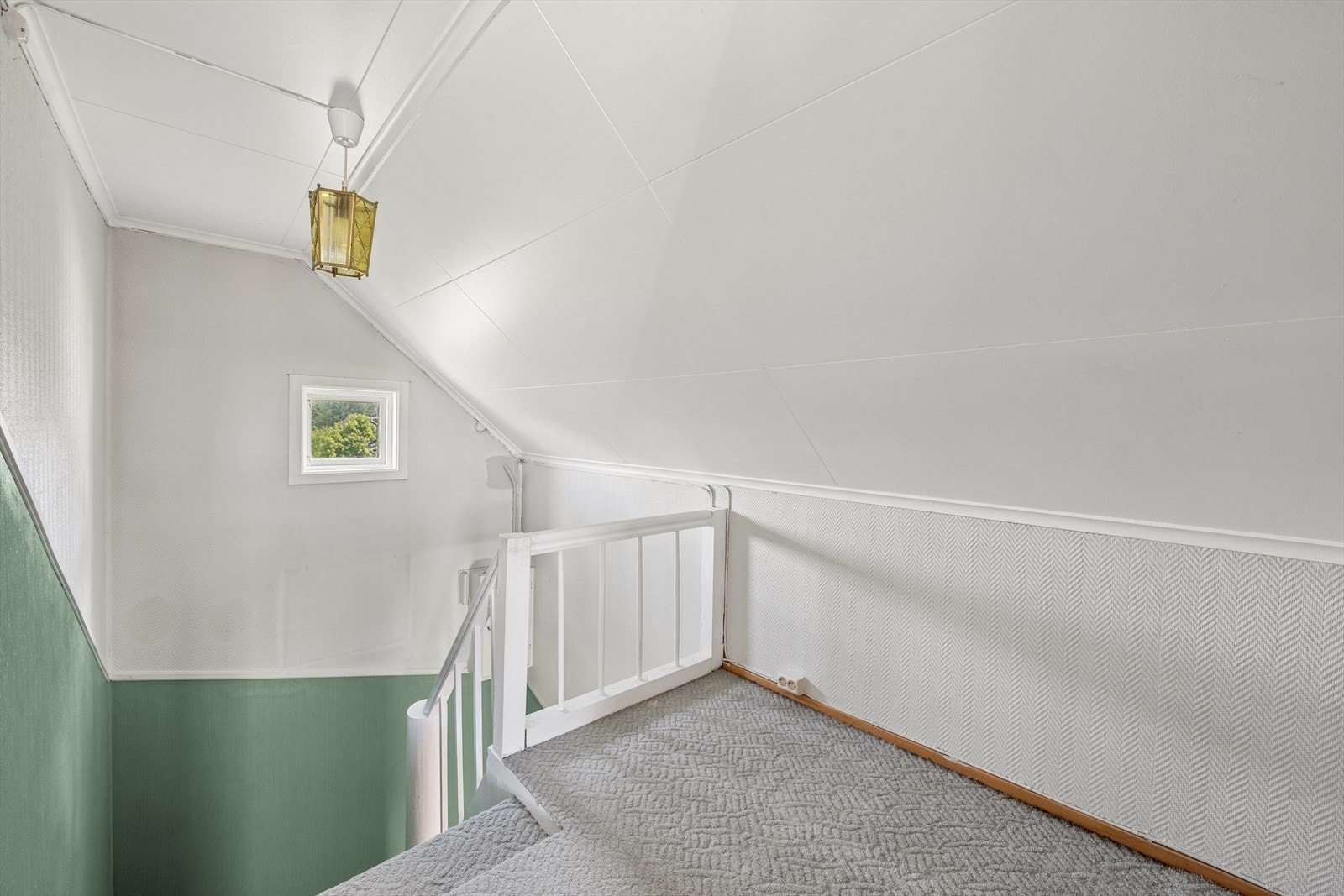 Tretrappen med teppebelagte trinn fører opp til loftet. Galleribilde