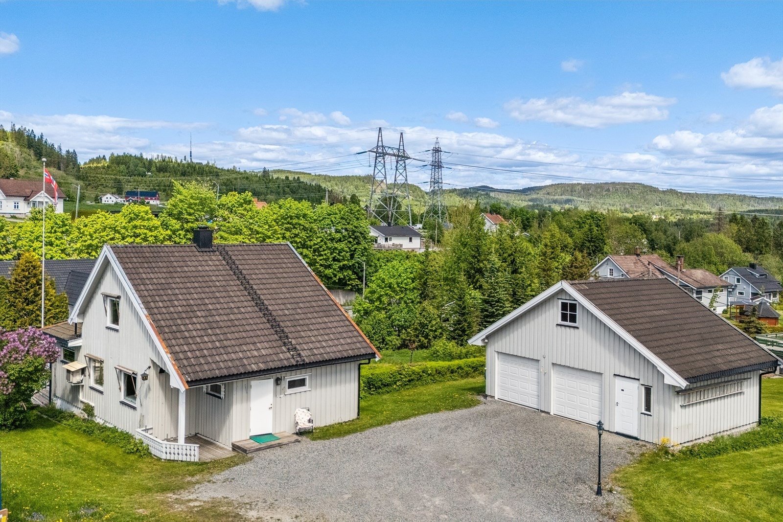 Eiendommen har en stor dobbelgarasje fra 2006 og ligger sentralt til på Lierskogen, med kort vei til både Asker og E18. Galleribilde