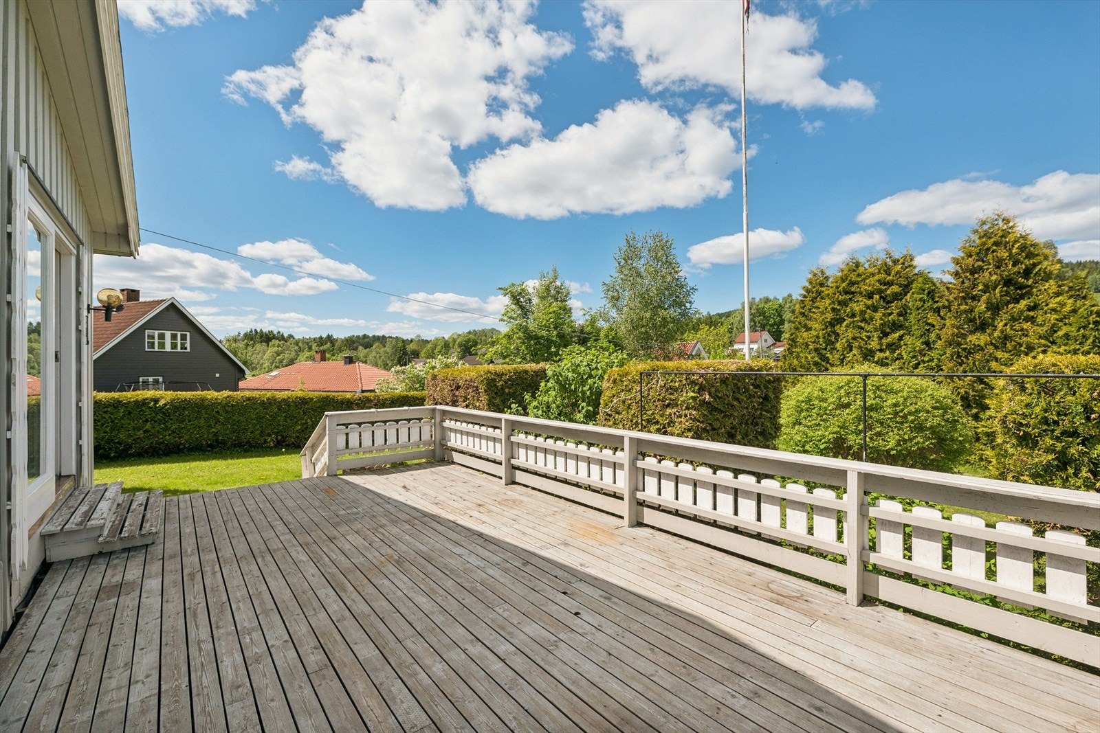 Fra terrassen er det trapp ned til den store, opparbeidede hagen. Galleribilde