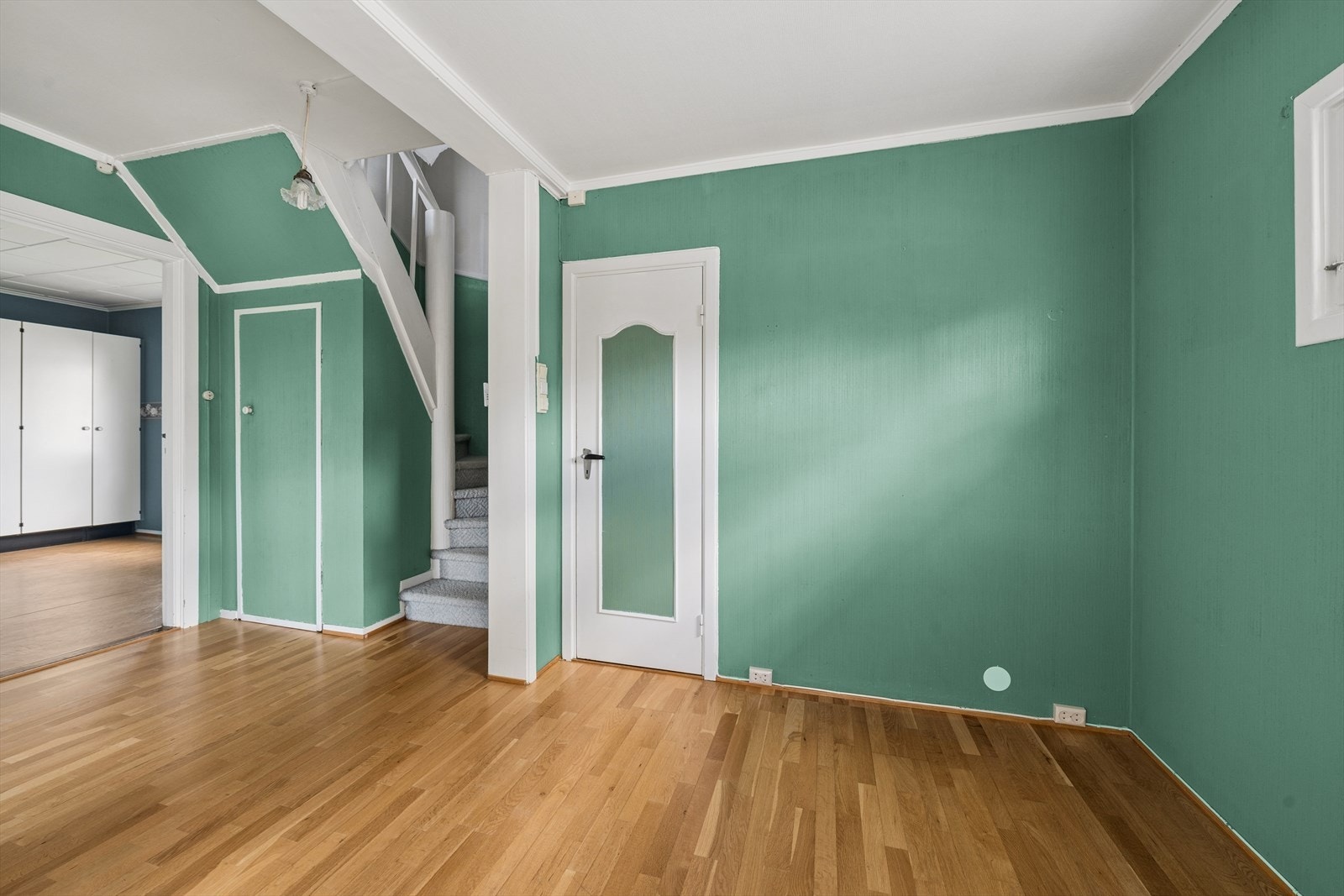 Velkommen inn! Romslig entré/hall med god plass for garderobe- og opphengsløsninger. Galleribilde