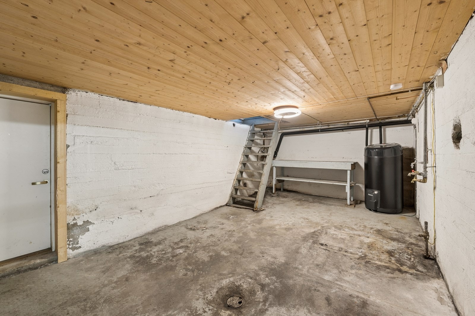 I kjelleren er varmtvannstanken på cirka 200 liter og boligens stoppekran plassert. Galleribilde