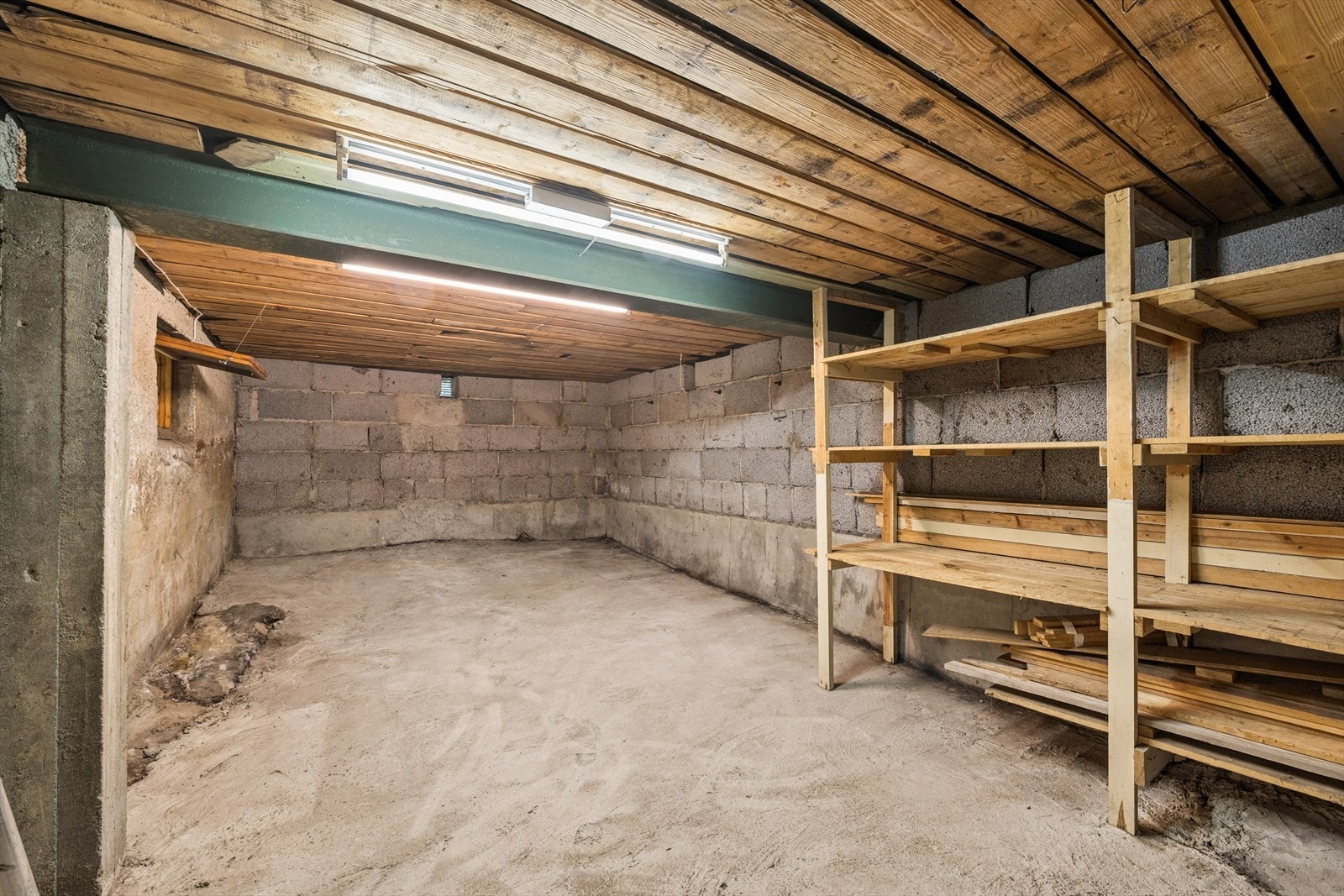 En av de romslige bodene i kjelleren. Veggene består av betong/mur og leca. Galleribilde