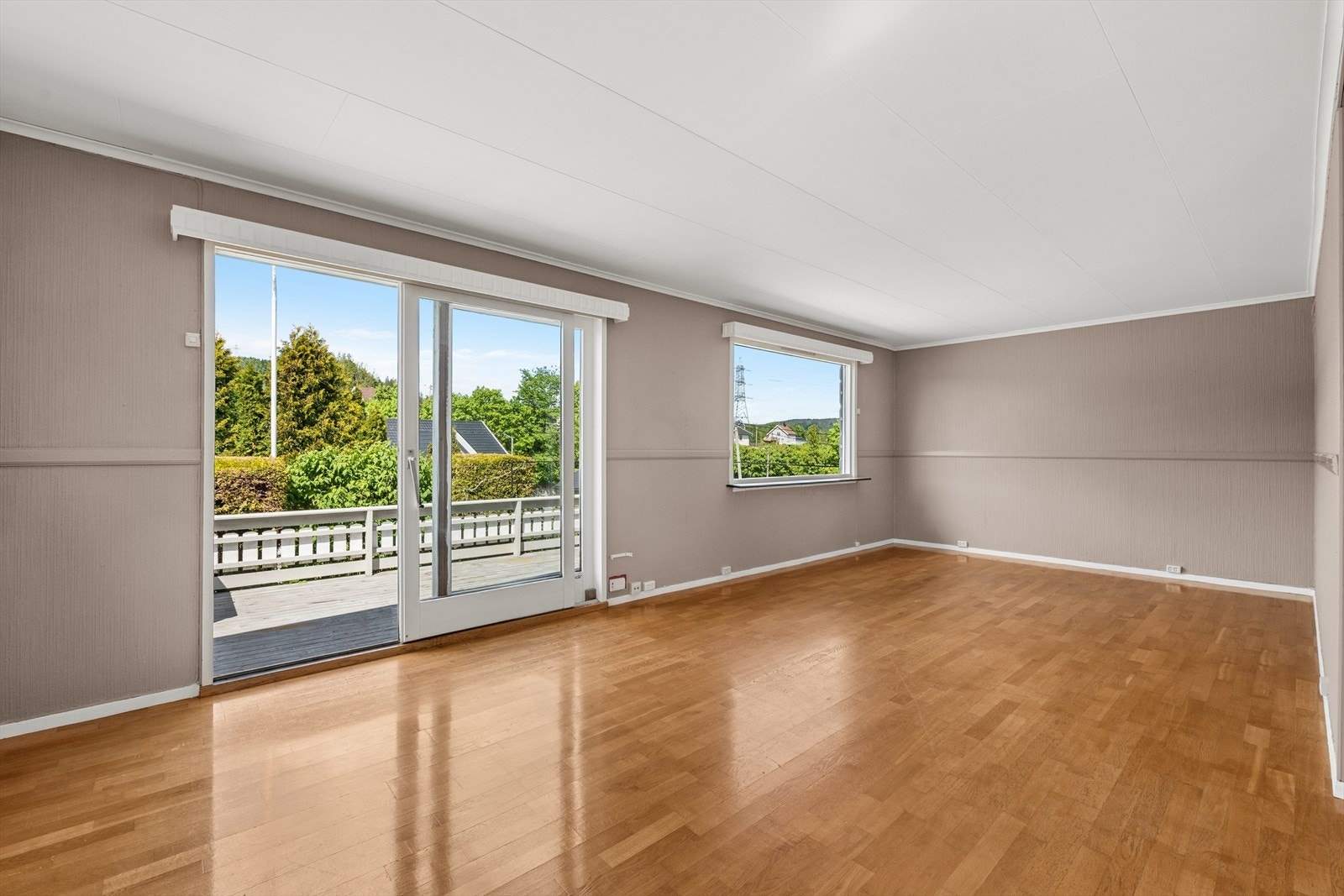 Stuen har god plass til en romslig sofagruppe og flere møbleringssoner. Galleribilde
