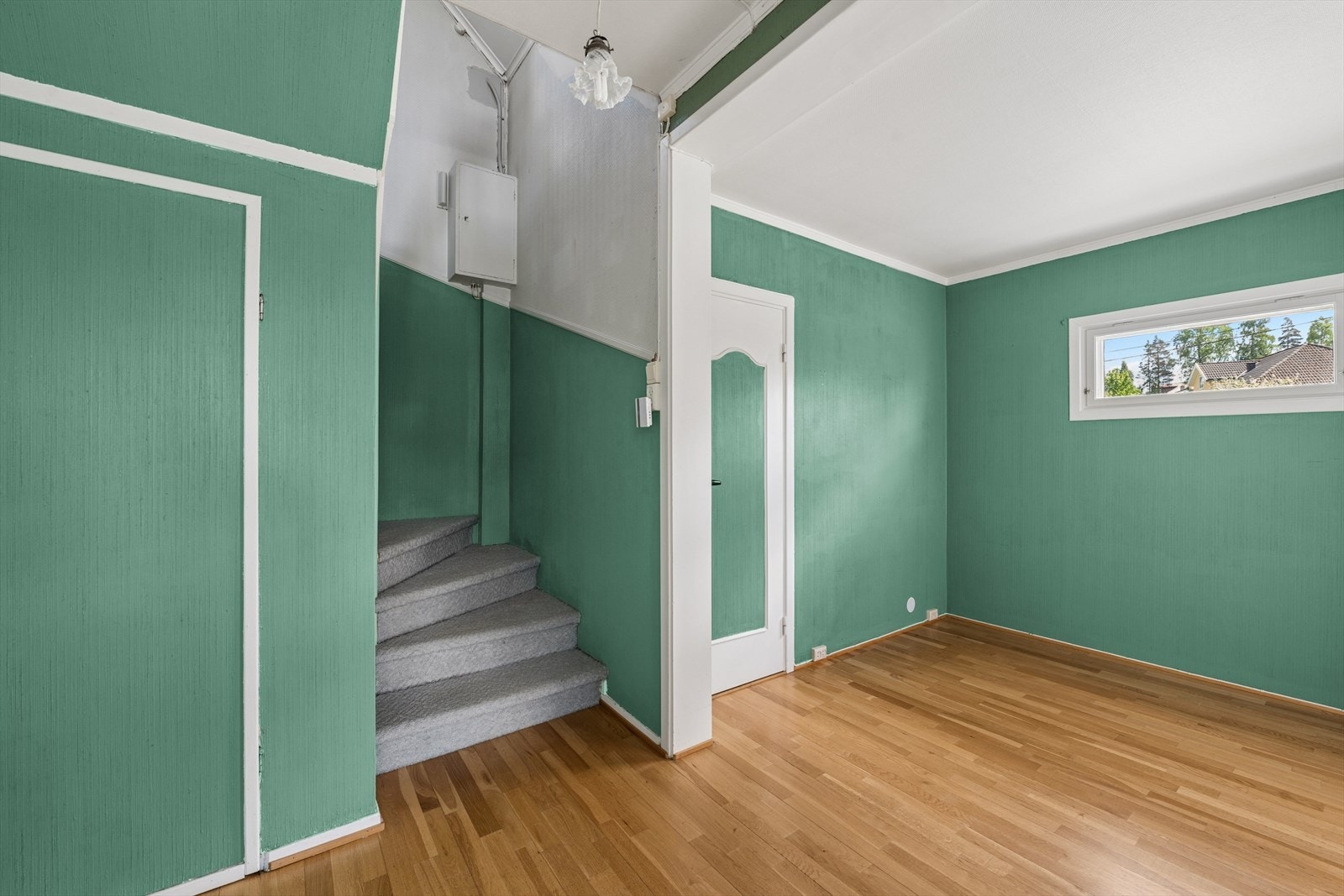 Fra hallen er det inngang til boligens øvrige rom i hovedetasjen. Galleribilde