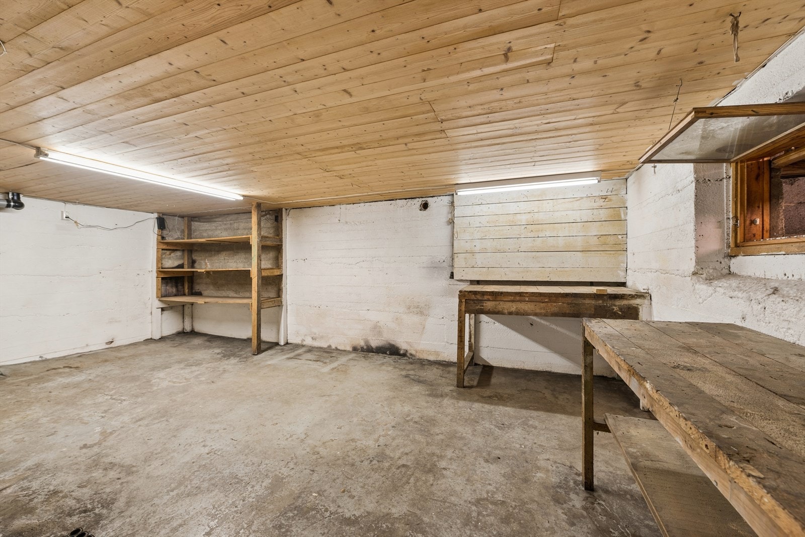Kjelleren har betonggulv og gir rikelig med plass for oppbevaring eller hobbyvirksomhet. Galleribilde