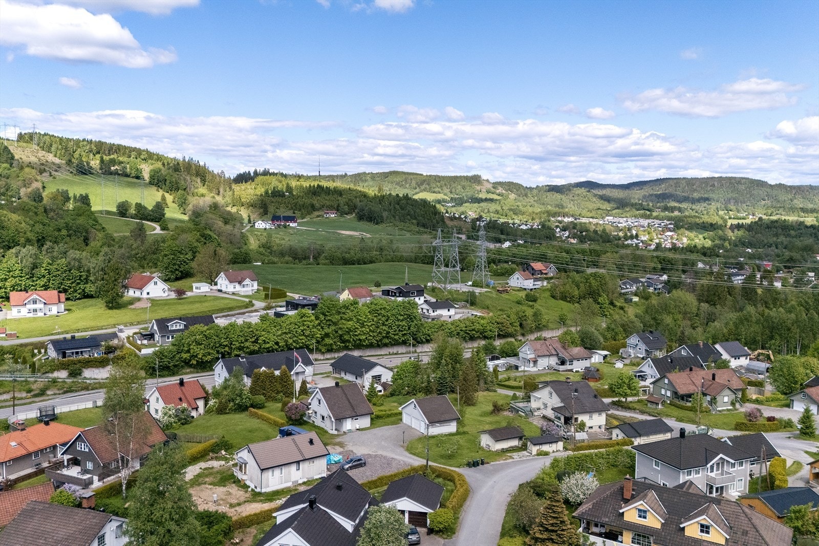 Eiendommen ligger i et etablert boligområde på Lierskogen, omkranset av grøntarealer. Galleribilde