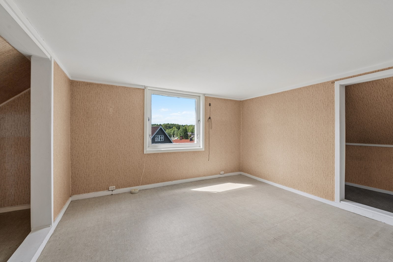Innredet rom på loftet med plass til seng eller kontorløsning. Galleribilde