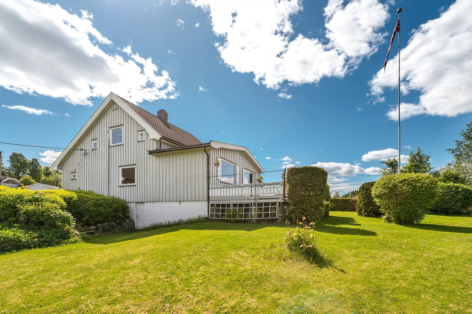 Stor og solrik hage med boltreplass for både store, små og firbeinte. Galleribilde